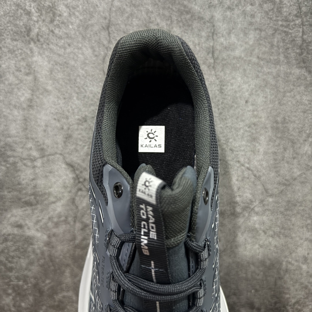 图片[8]-【公司级】凯乐石KAILAS 远征5 Max Flt 舒适简约经典登山 防滑耐磨防水 低帮 徒步鞋 鞋面材质：运用耐磨防砂网布，能防止沙石进入鞋内，同时具备良好的透气性，可让脚部保持干爽。 \\t鞋底性能：搭载Vibram防滑耐磨大底，有出色的抓地力，仿鲨齿纹路设计，能应对各种复杂路面；鞋底还能提供良好的稳定性和支撑力，减少脚部疲劳。 \\t防水技术：采用FILTERTEC防水透气技术，防水指数高达8000mm H₂O，能有效防止雨水渗透，同时能保持脚面干爽。 \\t细节设计：鞋头采用橡胶防撞包边，保护脚趾免受伤害；鞋舌一体式设计，防止碎石泥沙进入；采用亚洲人脚型鞋楦设计，配合中腰包裹，提高舒适性。 适用场景：适合多日或单日轻装徒步，也可用于城市通勤，是一双兼顾户外与日常穿着的多功能鞋子。 尺码：40-45-选品中心