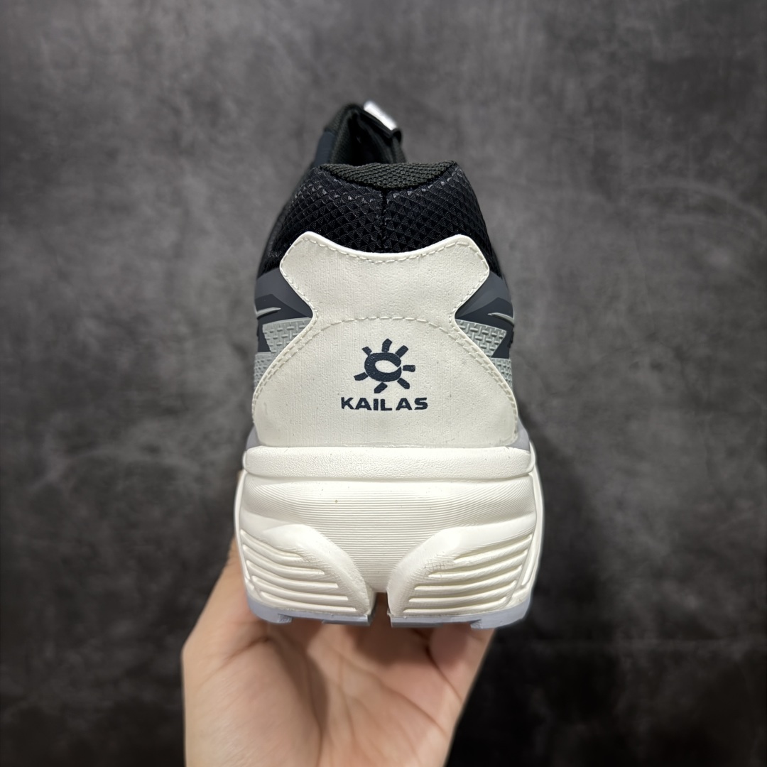 图片[4]-【公司级】凯乐石KAILAS 远征5 Max Flt 舒适简约经典登山 防滑耐磨防水 低帮 徒步鞋 鞋面材质：运用耐磨防砂网布，能防止沙石进入鞋内，同时具备良好的透气性，可让脚部保持干爽。 \\t鞋底性能：搭载Vibram防滑耐磨大底，有出色的抓地力，仿鲨齿纹路设计，能应对各种复杂路面；鞋底还能提供良好的稳定性和支撑力，减少脚部疲劳。 \\t防水技术：采用FILTERTEC防水透气技术，防水指数高达8000mm H₂O，能有效防止雨水渗透，同时能保持脚面干爽。 \\t细节设计：鞋头采用橡胶防撞包边，保护脚趾免受伤害；鞋舌一体式设计，防止碎石泥沙进入；采用亚洲人脚型鞋楦设计，配合中腰包裹，提高舒适性。 适用场景：适合多日或单日轻装徒步，也可用于城市通勤，是一双兼顾户外与日常穿着的多功能鞋子。 尺码：40-45-选品中心