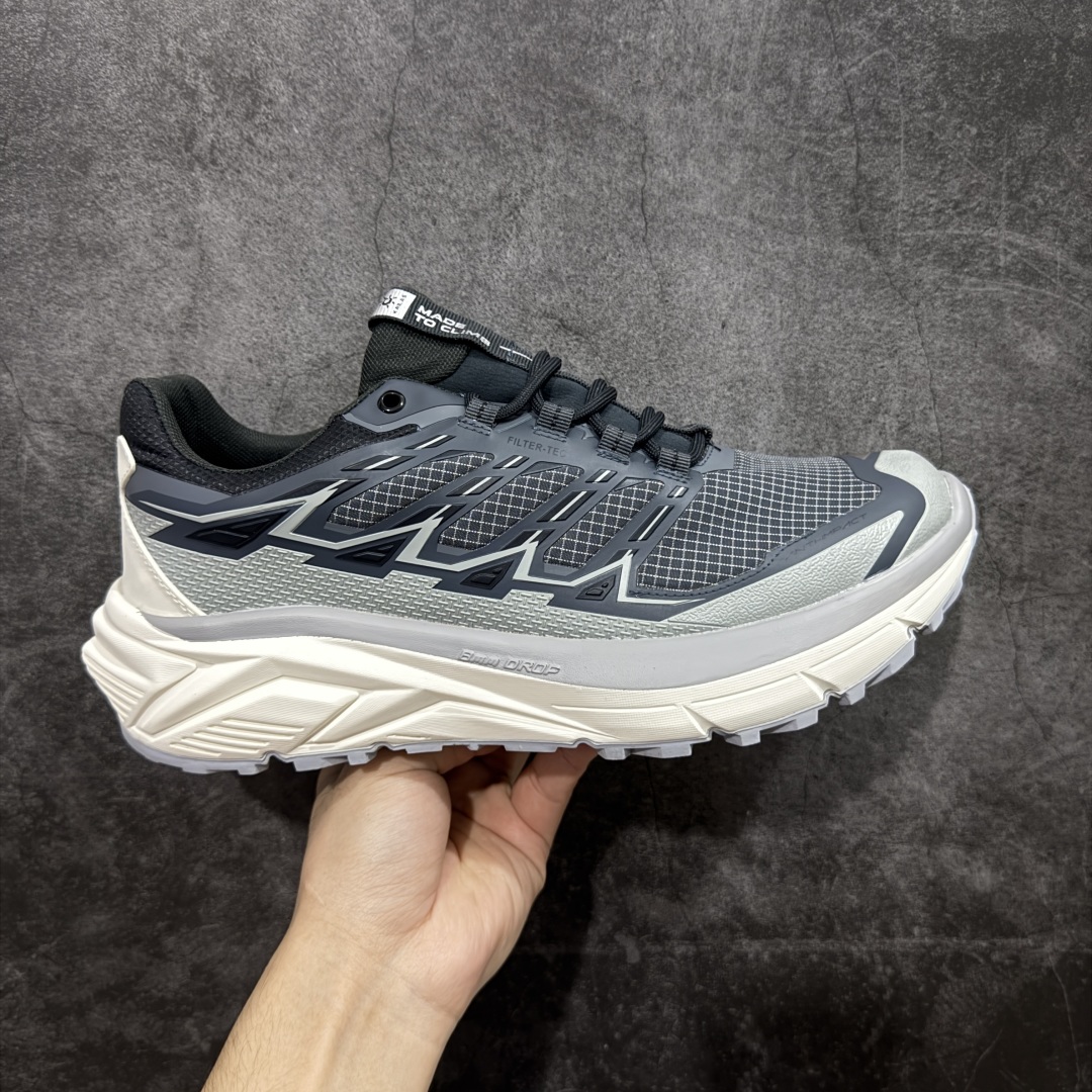 【公司级】凯乐石KAILAS 远征5 Max Flt 舒适简约经典登山 防滑耐磨防水 低帮 徒步鞋 鞋面材质：运用耐磨防砂网布，能防止沙石进入鞋内，同时具备良好的透气性，可让脚部保持干爽。 \\t鞋底性能：搭载Vibram防滑耐磨大底，有出色的抓地力，仿鲨齿纹路设计，能应对各种复杂路面；鞋底还能提供良好的稳定性和支撑力，减少脚部疲劳。 \\t防水技术：采用FILTERTEC防水透气技术，防水指数高达8000mm H₂O，能有效防止雨水渗透，同时能保持脚面干爽。 \\t细节设计：鞋头采用橡胶防撞包边，保护脚趾免受伤害；鞋舌一体式设计，防止碎石泥沙进入；采用亚洲人脚型鞋楦设计，配合中腰包裹，提高舒适性。 适用场景：适合多日或单日轻装徒步，也可用于城市通勤，是一双兼顾户外与日常穿着的多功能鞋子。 尺码：40-45-选品中心