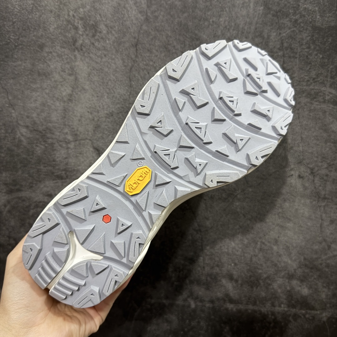 图片[9]-【公司级】凯乐石KAILAS 远征5 Max Flt 舒适简约经典登山 防滑耐磨防水 低帮 徒步鞋 鞋面材质：运用耐磨防砂网布，能防止沙石进入鞋内，同时具备良好的透气性，可让脚部保持干爽。 \\t鞋底性能：搭载Vibram防滑耐磨大底，有出色的抓地力，仿鲨齿纹路设计，能应对各种复杂路面；鞋底还能提供良好的稳定性和支撑力，减少脚部疲劳。 \\t防水技术：采用FILTERTEC防水透气技术，防水指数高达8000mm H₂O，能有效防止雨水渗透，同时能保持脚面干爽。 \\t细节设计：鞋头采用橡胶防撞包边，保护脚趾免受伤害；鞋舌一体式设计，防止碎石泥沙进入；采用亚洲人脚型鞋楦设计，配合中腰包裹，提高舒适性。 适用场景：适合多日或单日轻装徒步，也可用于城市通勤，是一双兼顾户外与日常穿着的多功能鞋子。 尺码：40-45-选品中心