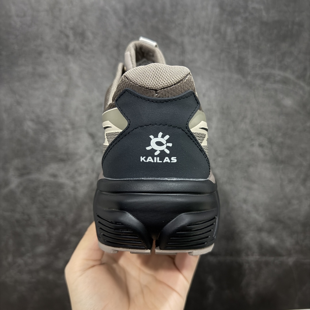 图片[4]-【公司级】凯乐石KAILAS 远征5 Max Flt 舒适简约经典登山 防滑耐磨防水 低帮 徒步鞋 鞋面材质：运用耐磨防砂网布，能防止沙石进入鞋内，同时具备良好的透气性，可让脚部保持干爽。 \\t鞋底性能：搭载Vibram防滑耐磨大底，有出色的抓地力，仿鲨齿纹路设计，能应对各种复杂路面；鞋底还能提供良好的稳定性和支撑力，减少脚部疲劳。 \\t防水技术：采用FILTERTEC防水透气技术，防水指数高达8000mm H₂O，能有效防止雨水渗透，同时能保持脚面干爽。 \\t细节设计：鞋头采用橡胶防撞包边，保护脚趾免受伤害；鞋舌一体式设计，防止碎石泥沙进入；采用亚洲人脚型鞋楦设计，配合中腰包裹，提高舒适性。 适用场景：适合多日或单日轻装徒步，也可用于城市通勤，是一双兼顾户外与日常穿着的多功能鞋子。 尺码：40-45-选品中心