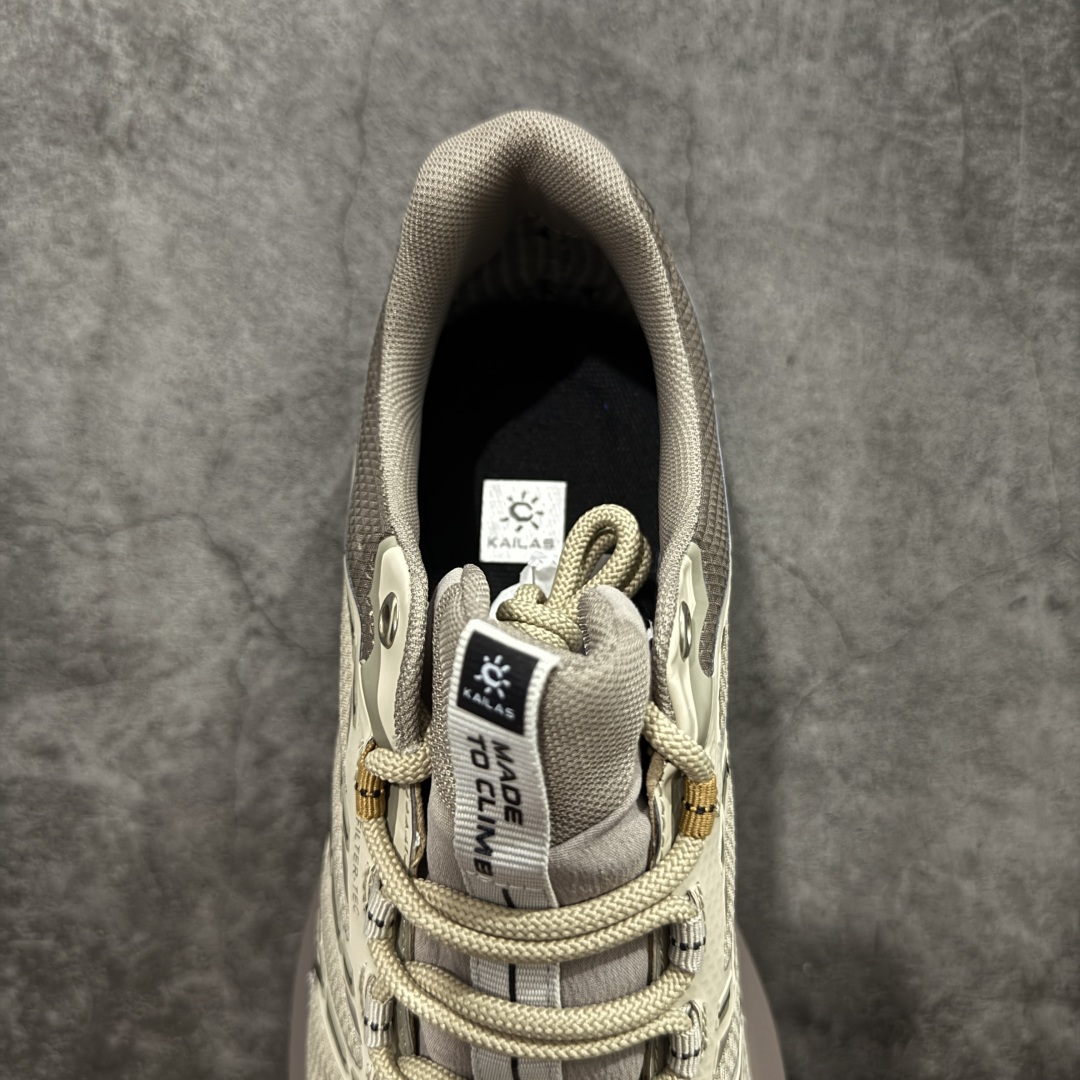 图片[8]-【公司级】凯乐石KAILAS 远征5 Max Flt 舒适简约经典登山 防滑耐磨防水 低帮 徒步鞋 鞋面材质：运用耐磨防砂网布，能防止沙石进入鞋内，同时具备良好的透气性，可让脚部保持干爽。 \\t鞋底性能：搭载Vibram防滑耐磨大底，有出色的抓地力，仿鲨齿纹路设计，能应对各种复杂路面；鞋底还能提供良好的稳定性和支撑力，减少脚部疲劳。 \\t防水技术：采用FILTERTEC防水透气技术，防水指数高达8000mm H₂O，能有效防止雨水渗透，同时能保持脚面干爽。 \\t细节设计：鞋头采用橡胶防撞包边，保护脚趾免受伤害；鞋舌一体式设计，防止碎石泥沙进入；采用亚洲人脚型鞋楦设计，配合中腰包裹，提高舒适性。 适用场景：适合多日或单日轻装徒步，也可用于城市通勤，是一双兼顾户外与日常穿着的多功能鞋子。 尺码：40-45-选品中心
