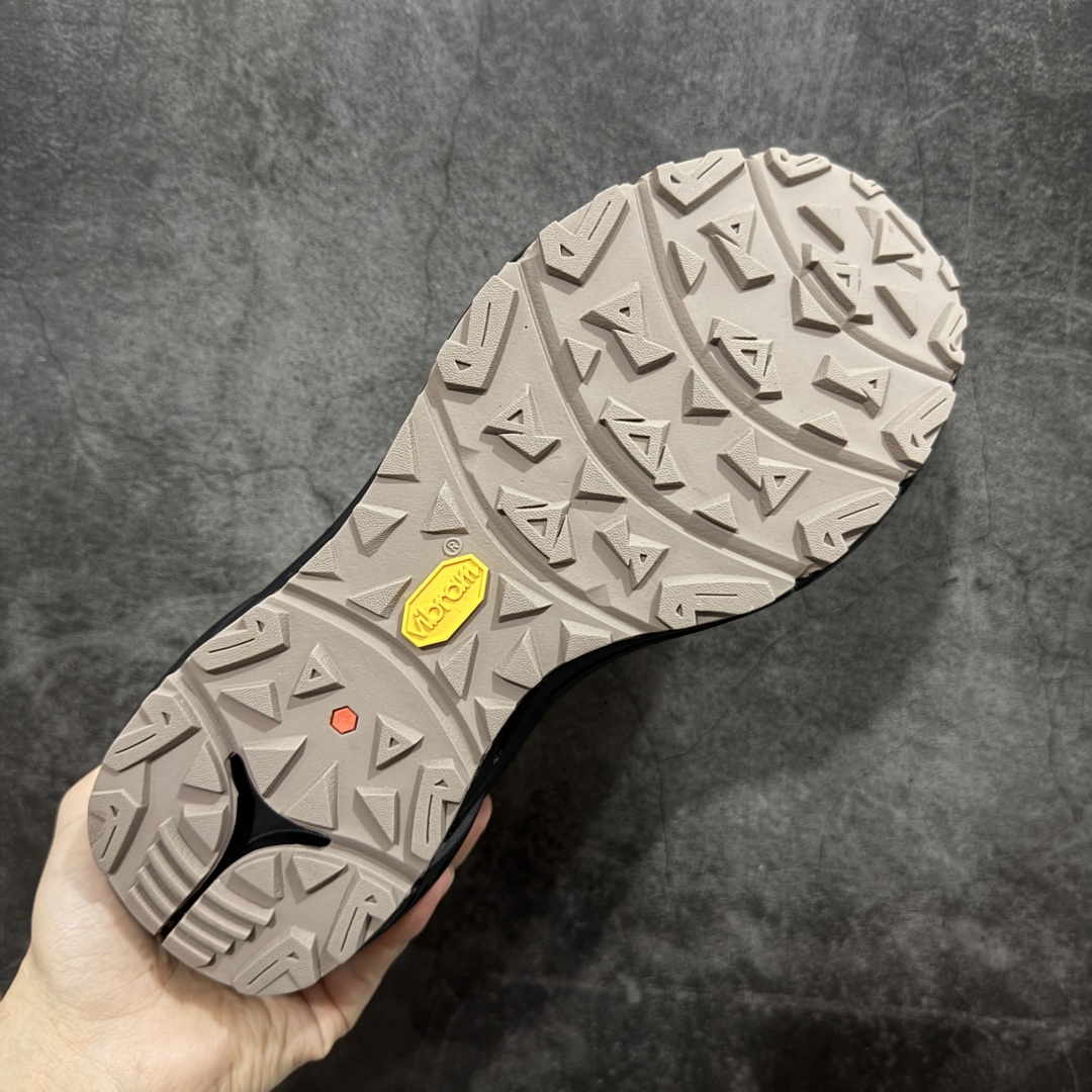 图片[9]-【公司级】凯乐石KAILAS 远征5 Max Flt 舒适简约经典登山 防滑耐磨防水 低帮 徒步鞋 鞋面材质：运用耐磨防砂网布，能防止沙石进入鞋内，同时具备良好的透气性，可让脚部保持干爽。 \\t鞋底性能：搭载Vibram防滑耐磨大底，有出色的抓地力，仿鲨齿纹路设计，能应对各种复杂路面；鞋底还能提供良好的稳定性和支撑力，减少脚部疲劳。 \\t防水技术：采用FILTERTEC防水透气技术，防水指数高达8000mm H₂O，能有效防止雨水渗透，同时能保持脚面干爽。 \\t细节设计：鞋头采用橡胶防撞包边，保护脚趾免受伤害；鞋舌一体式设计，防止碎石泥沙进入；采用亚洲人脚型鞋楦设计，配合中腰包裹，提高舒适性。 适用场景：适合多日或单日轻装徒步，也可用于城市通勤，是一双兼顾户外与日常穿着的多功能鞋子。 尺码：40-45-选品中心