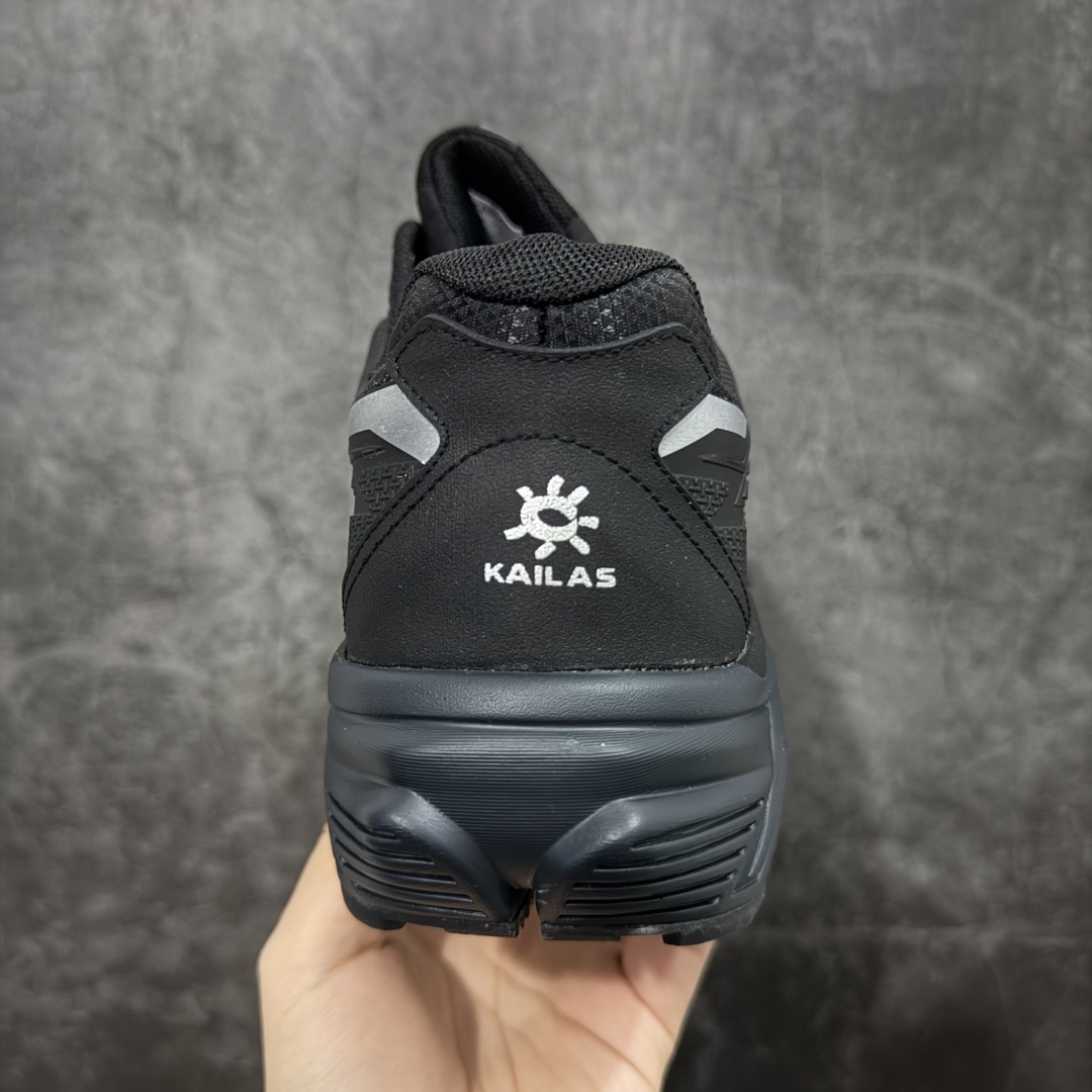 图片[4]-【公司级】凯乐石KAILAS 远征5 Max Flt 舒适简约经典登山 防滑耐磨防水 低帮 徒步鞋 鞋面材质：运用耐磨防砂网布，能防止沙石进入鞋内，同时具备良好的透气性，可让脚部保持干爽。 \\t鞋底性能：搭载Vibram防滑耐磨大底，有出色的抓地力，仿鲨齿纹路设计，能应对各种复杂路面；鞋底还能提供良好的稳定性和支撑力，减少脚部疲劳。 \\t防水技术：采用FILTERTEC防水透气技术，防水指数高达8000mm H₂O，能有效防止雨水渗透，同时能保持脚面干爽。 \\t细节设计：鞋头采用橡胶防撞包边，保护脚趾免受伤害；鞋舌一体式设计，防止碎石泥沙进入；采用亚洲人脚型鞋楦设计，配合中腰包裹，提高舒适性。 适用场景：适合多日或单日轻装徒步，也可用于城市通勤，是一双兼顾户外与日常穿着的多功能鞋子。 尺码：40-45-选品中心