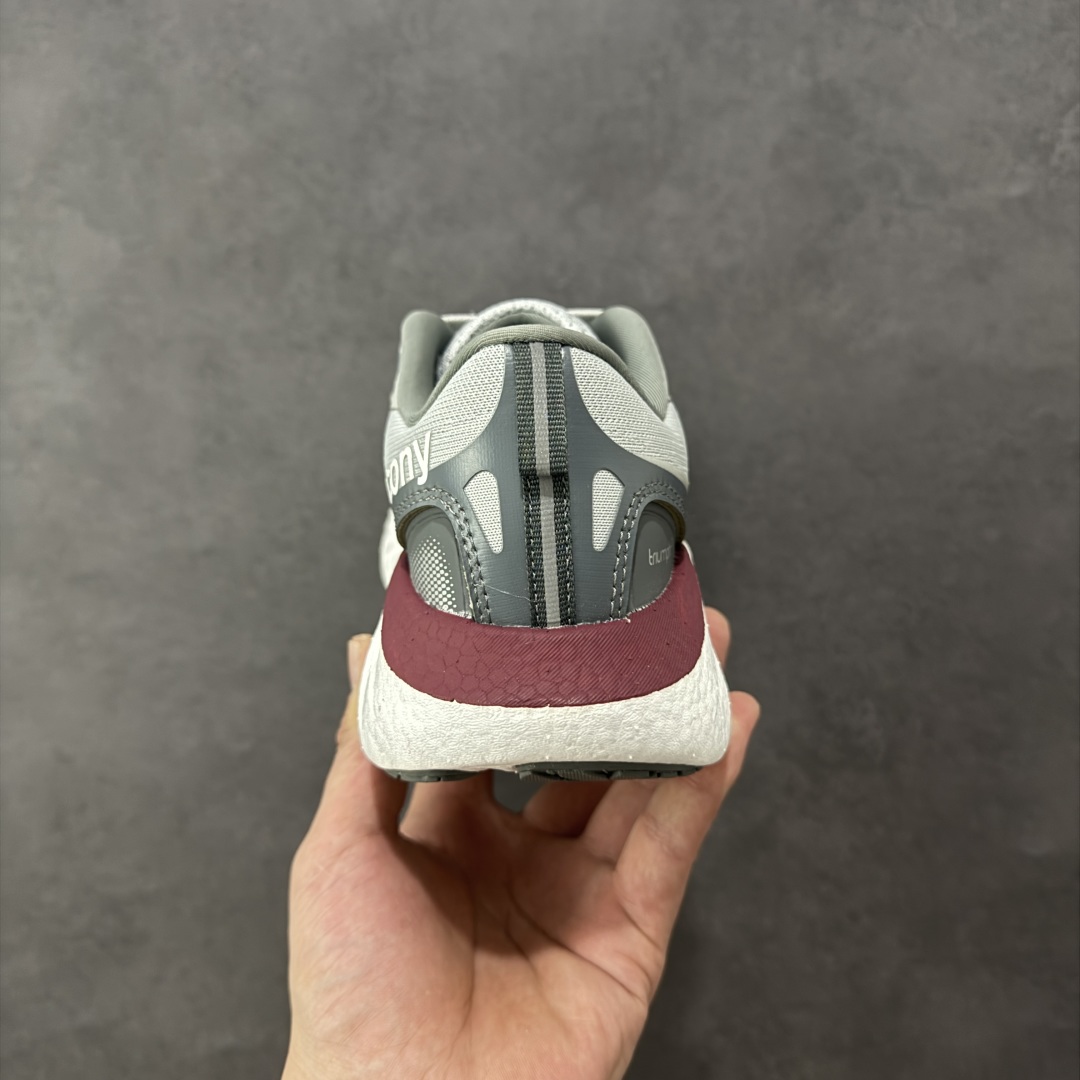 图片[4]-【公司级】索康尼/Saucony Triumph 22 胜利22代系列低帮轻量舒适多功能休闲运动慢跑鞋 采用工学透气网织鞋面材质#内嵌3D环绕包裹缓震鞋垫#中底搭载 PWRRUN+高弹缓震泡棉材质,舒适踩S感!!#外置镂空XT-900橡胶大底 货号：S20964-210 尺码：36-45-选品中心