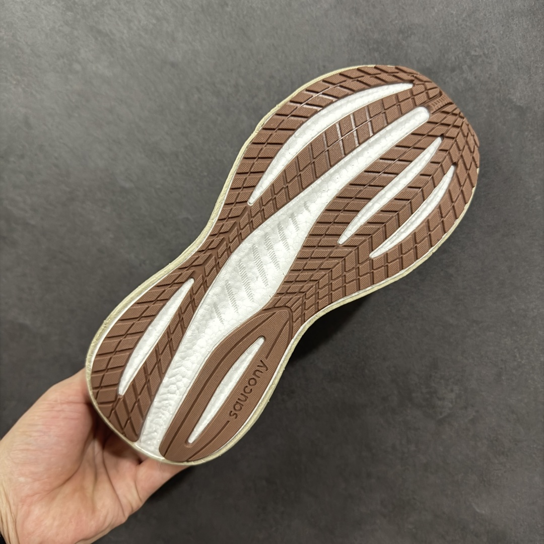 图片[9]-【公司级】索康尼/Saucony Triumph 22 胜利22代系列低帮轻量舒适多功能休闲运动慢跑鞋 采用工学透气网织鞋面材质#内嵌3D环绕包裹缓震鞋垫#中底搭载 PWRRUN+高弹缓震泡棉材质,舒适踩S感!!#外置镂空XT-900橡胶大底 货号：S20964-500 尺码：36-45-选品中心