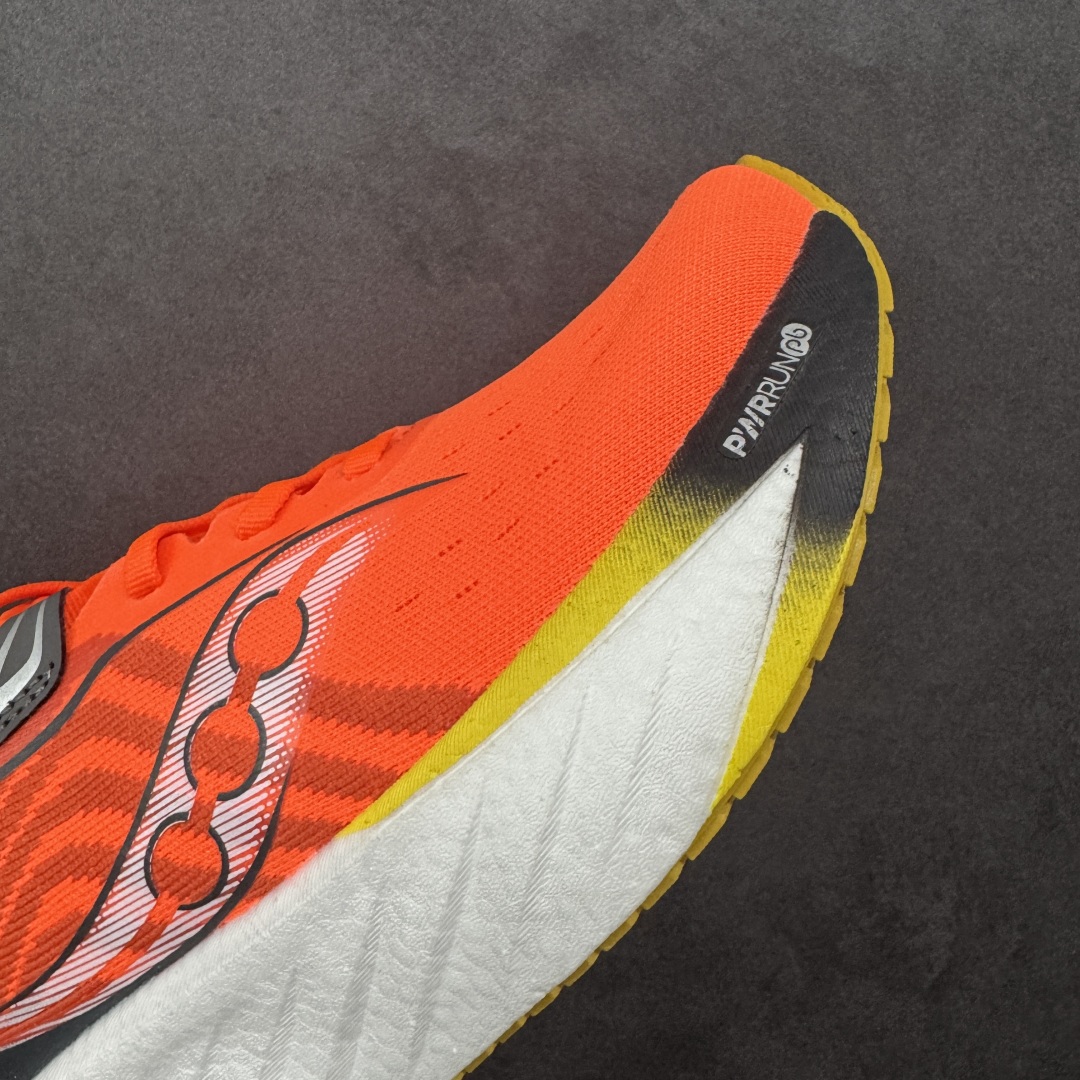 图片[5]-【公司级】索康尼/Saucony Triumph 22 胜利22代系列低帮轻量舒适多功能休闲运动慢跑鞋 采用工学透气网织鞋面材质#内嵌3D环绕包裹缓震鞋垫#中底搭载 PWRRUN+高弹缓震泡棉材质,舒适踩S感!!#外置镂空XT-900橡胶大底 货号：S20964-215 尺码：36-45-选品中心