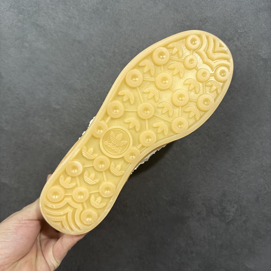 图片[9]-【公司级】Adidas Original Gazelle Indoor Wonder 阿迪达斯 低帮 粉色 薄底耐磨轻便低邦板鞋 鞋身整体采用粉色麂皮打造，T字形鞋头使用粉色麂皮呈现，鞋身两侧锯齿经典褶边三条杠Logo为点睛之笔，为整体注入奢华格调；侧身Gazelle字样辅以金色烫印，后跟饰片也辅以粉色呈现，鞋舌上Adidbas字样及三叶草品牌Logo则以金色妆点，最后以生胶色透明中底搭配同色橡胶外底完善整体设计收尾。 货号：JS1413 尺码：35.5-45带半码 编码：YQB200210-选品中心