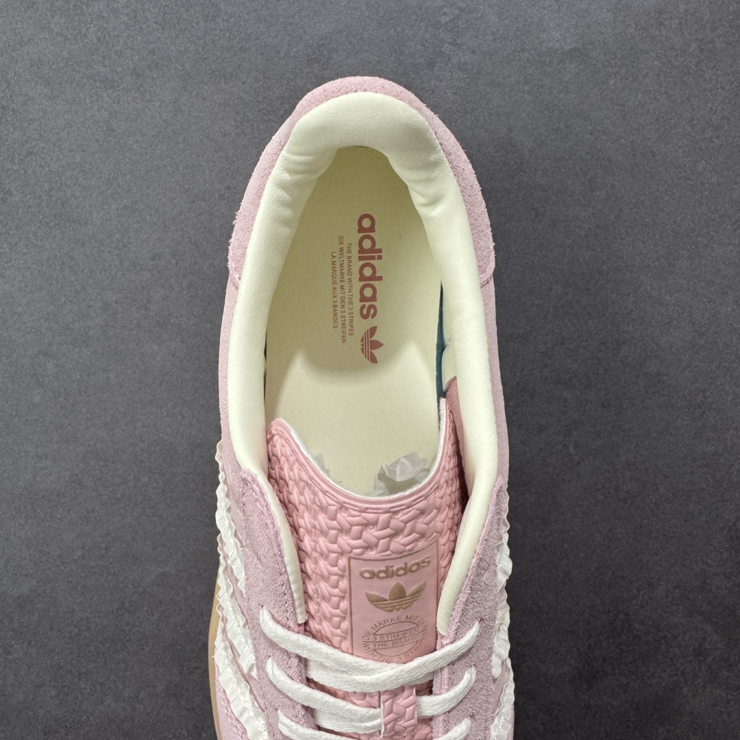 图片[7]-【公司级】Adidas Original Gazelle Indoor Wonder 阿迪达斯 低帮 粉色 薄底耐磨轻便低邦板鞋 鞋身整体采用粉色麂皮打造，T字形鞋头使用粉色麂皮呈现，鞋身两侧锯齿经典褶边三条杠Logo为点睛之笔，为整体注入奢华格调；侧身Gazelle字样辅以金色烫印，后跟饰片也辅以粉色呈现，鞋舌上Adidbas字样及三叶草品牌Logo则以金色妆点，最后以生胶色透明中底搭配同色橡胶外底完善整体设计收尾。 货号：JS1413 尺码：35.5-45带半码 编码：YQB200210-选品中心