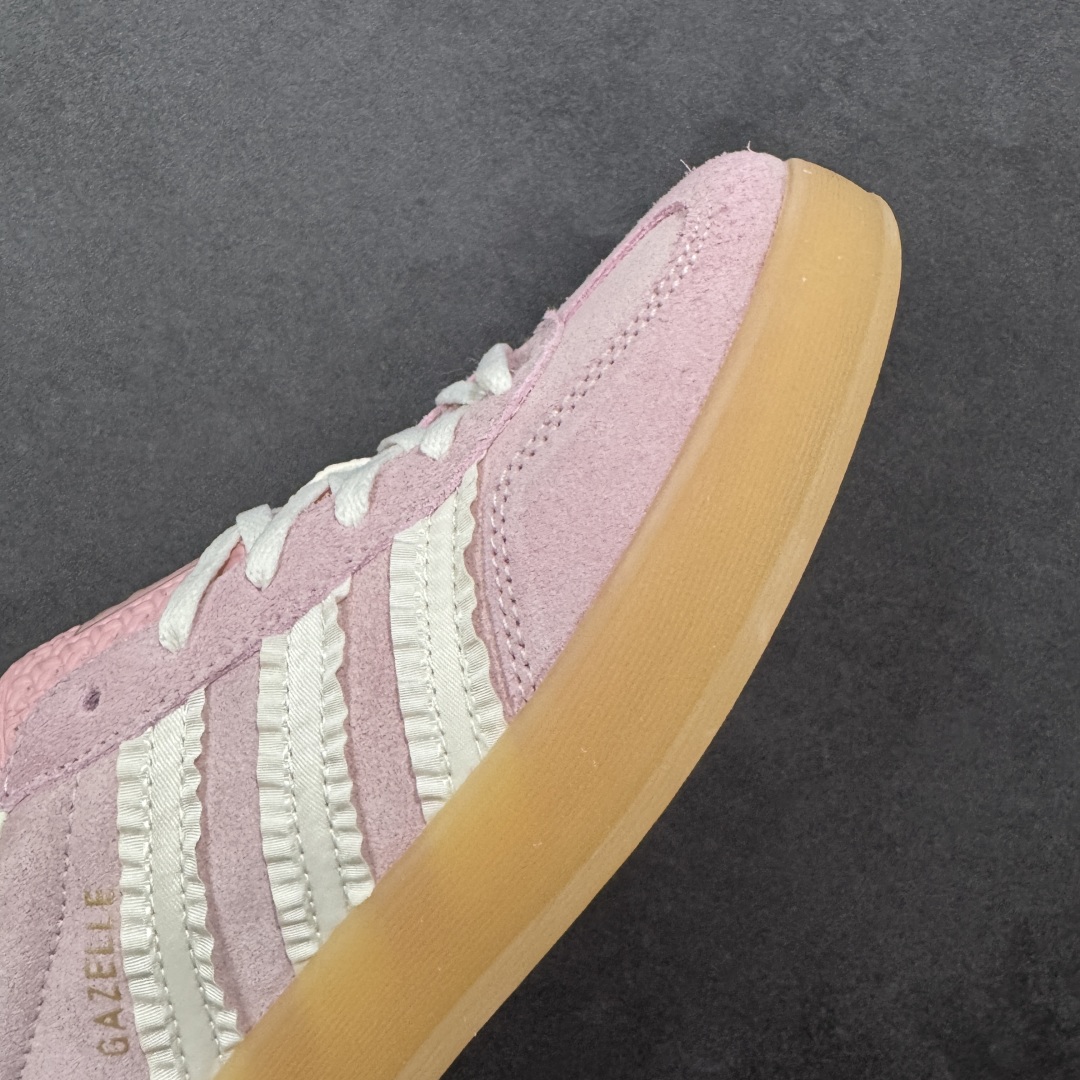 图片[5]-【公司级】Adidas Original Gazelle Indoor Wonder 阿迪达斯 低帮 粉色 薄底耐磨轻便低邦板鞋 鞋身整体采用粉色麂皮打造，T字形鞋头使用粉色麂皮呈现，鞋身两侧锯齿经典褶边三条杠Logo为点睛之笔，为整体注入奢华格调；侧身Gazelle字样辅以金色烫印，后跟饰片也辅以粉色呈现，鞋舌上Adidbas字样及三叶草品牌Logo则以金色妆点，最后以生胶色透明中底搭配同色橡胶外底完善整体设计收尾。 货号：JS1413 尺码：35.5-45带半码 编码：YQB200210-选品中心