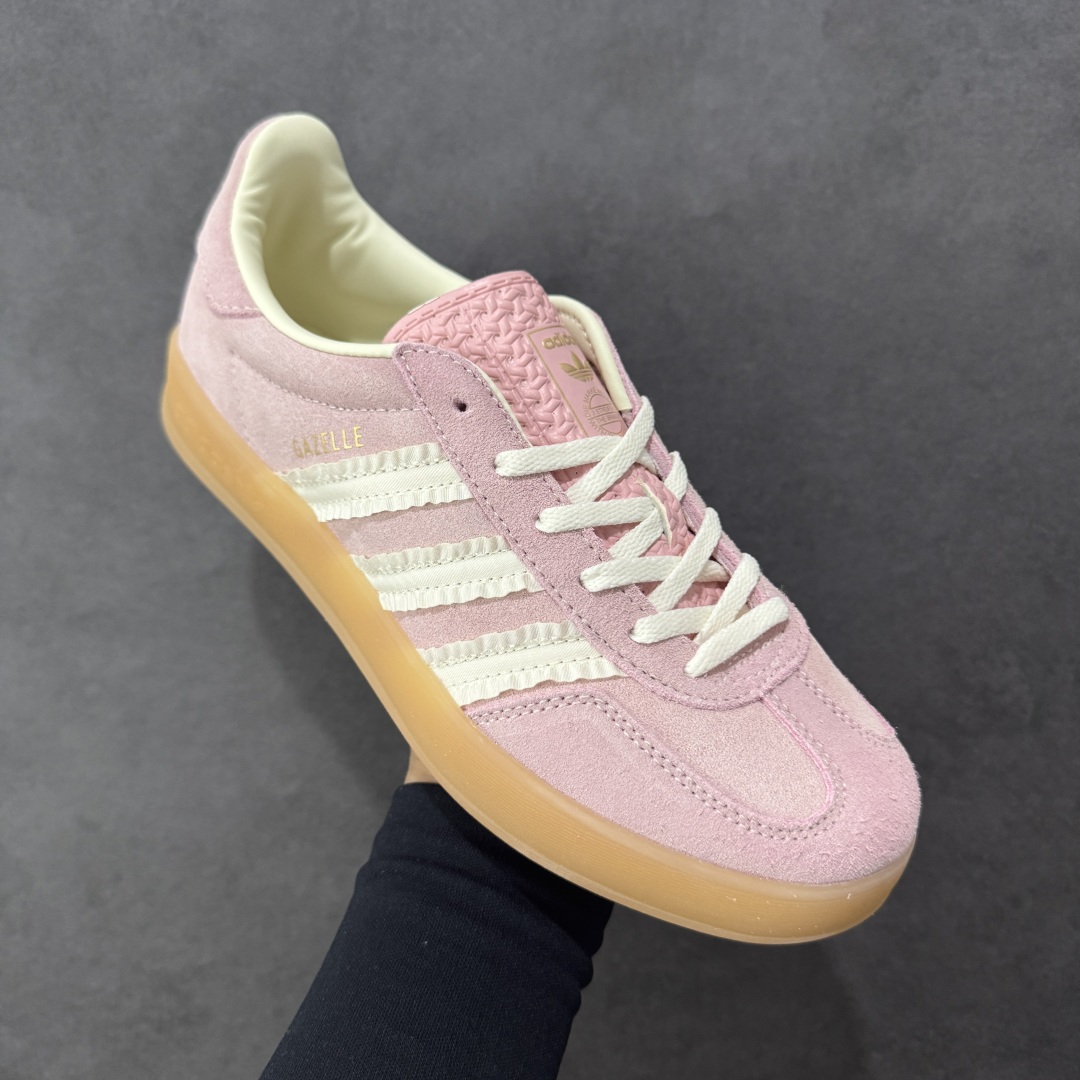 图片[3]-【公司级】Adidas Original Gazelle Indoor Wonder 阿迪达斯 低帮 粉色 薄底耐磨轻便低邦板鞋 鞋身整体采用粉色麂皮打造，T字形鞋头使用粉色麂皮呈现，鞋身两侧锯齿经典褶边三条杠Logo为点睛之笔，为整体注入奢华格调；侧身Gazelle字样辅以金色烫印，后跟饰片也辅以粉色呈现，鞋舌上Adidbas字样及三叶草品牌Logo则以金色妆点，最后以生胶色透明中底搭配同色橡胶外底完善整体设计收尾。 货号：JS1413 尺码：35.5-45带半码 编码：YQB200210-选品中心