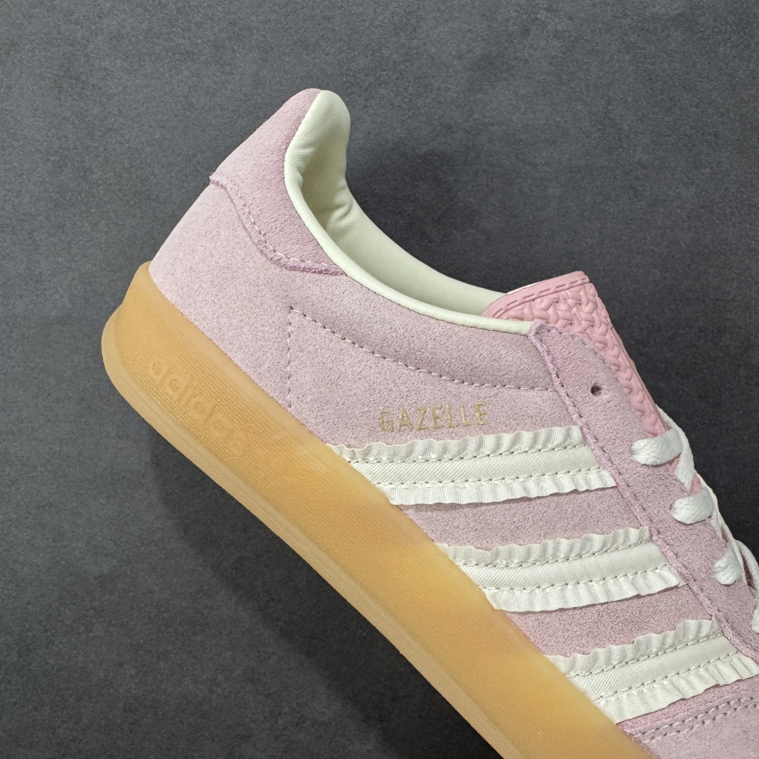 图片[6]-【公司级】Adidas Original Gazelle Indoor Wonder 阿迪达斯 低帮 粉色 薄底耐磨轻便低邦板鞋 鞋身整体采用粉色麂皮打造，T字形鞋头使用粉色麂皮呈现，鞋身两侧锯齿经典褶边三条杠Logo为点睛之笔，为整体注入奢华格调；侧身Gazelle字样辅以金色烫印，后跟饰片也辅以粉色呈现，鞋舌上Adidbas字样及三叶草品牌Logo则以金色妆点，最后以生胶色透明中底搭配同色橡胶外底完善整体设计收尾。 货号：JS1413 尺码：35.5-45带半码 编码：YQB200210-选品中心