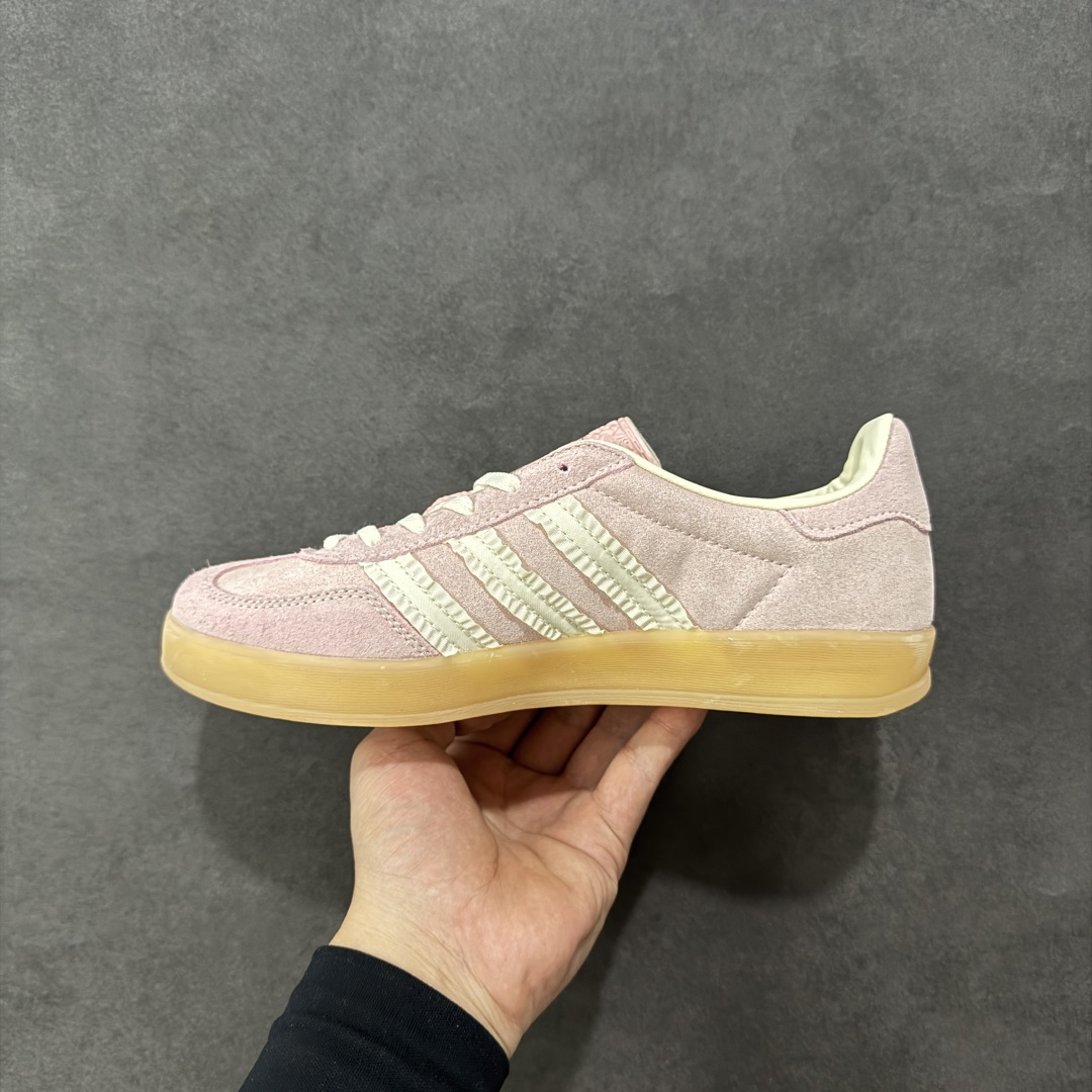 图片[2]-【公司级】Adidas Original Gazelle Indoor Wonder 阿迪达斯 低帮 粉色 薄底耐磨轻便低邦板鞋 鞋身整体采用粉色麂皮打造，T字形鞋头使用粉色麂皮呈现，鞋身两侧锯齿经典褶边三条杠Logo为点睛之笔，为整体注入奢华格调；侧身Gazelle字样辅以金色烫印，后跟饰片也辅以粉色呈现，鞋舌上Adidbas字样及三叶草品牌Logo则以金色妆点，最后以生胶色透明中底搭配同色橡胶外底完善整体设计收尾。 货号：JS1413 尺码：35.5-45带半码 编码：YQB200210-选品中心