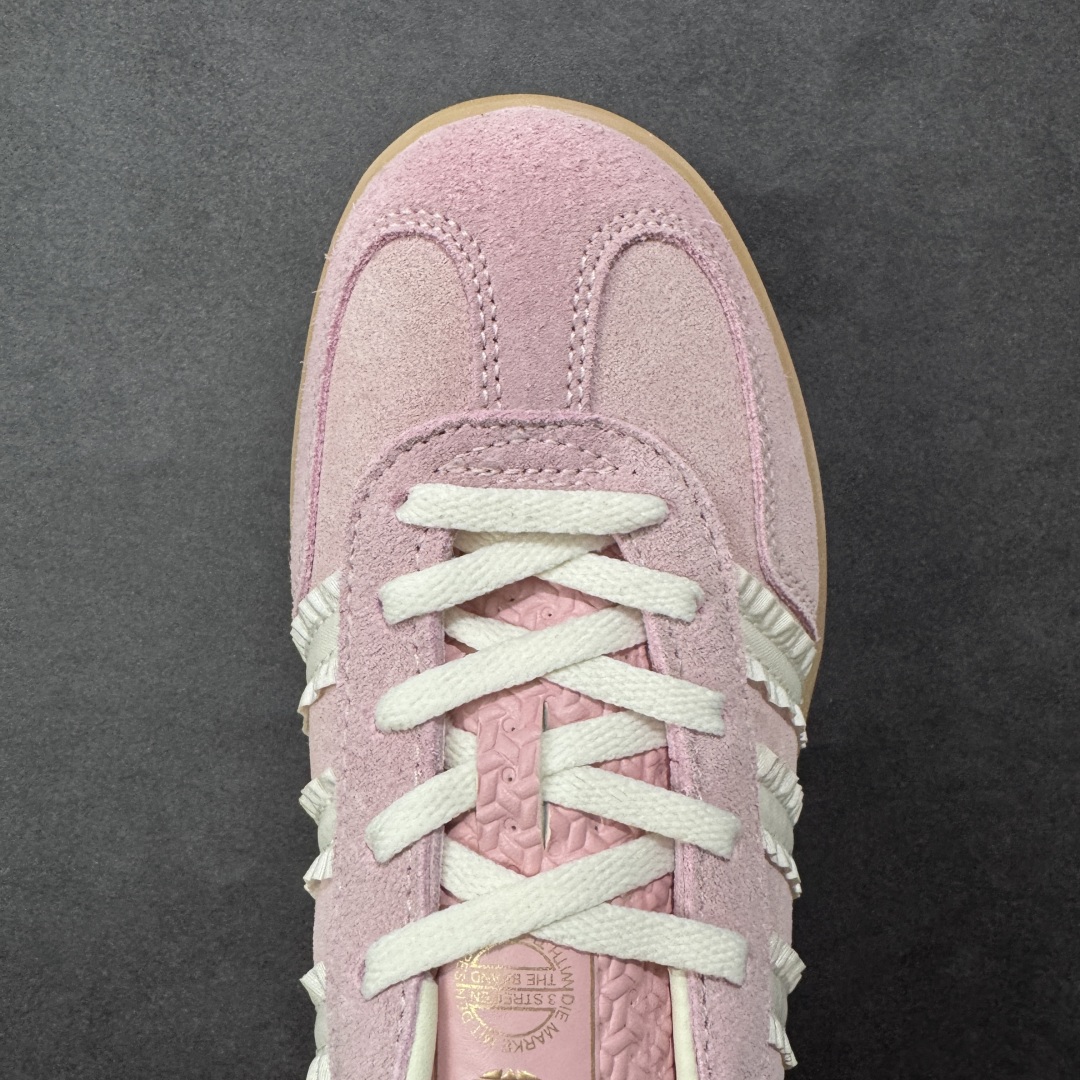 图片[8]-【公司级】Adidas Original Gazelle Indoor Wonder 阿迪达斯 低帮 粉色 薄底耐磨轻便低邦板鞋 鞋身整体采用粉色麂皮打造，T字形鞋头使用粉色麂皮呈现，鞋身两侧锯齿经典褶边三条杠Logo为点睛之笔，为整体注入奢华格调；侧身Gazelle字样辅以金色烫印，后跟饰片也辅以粉色呈现，鞋舌上Adidbas字样及三叶草品牌Logo则以金色妆点，最后以生胶色透明中底搭配同色橡胶外底完善整体设计收尾。 货号：JS1413 尺码：35.5-45带半码 编码：YQB200210-选品中心