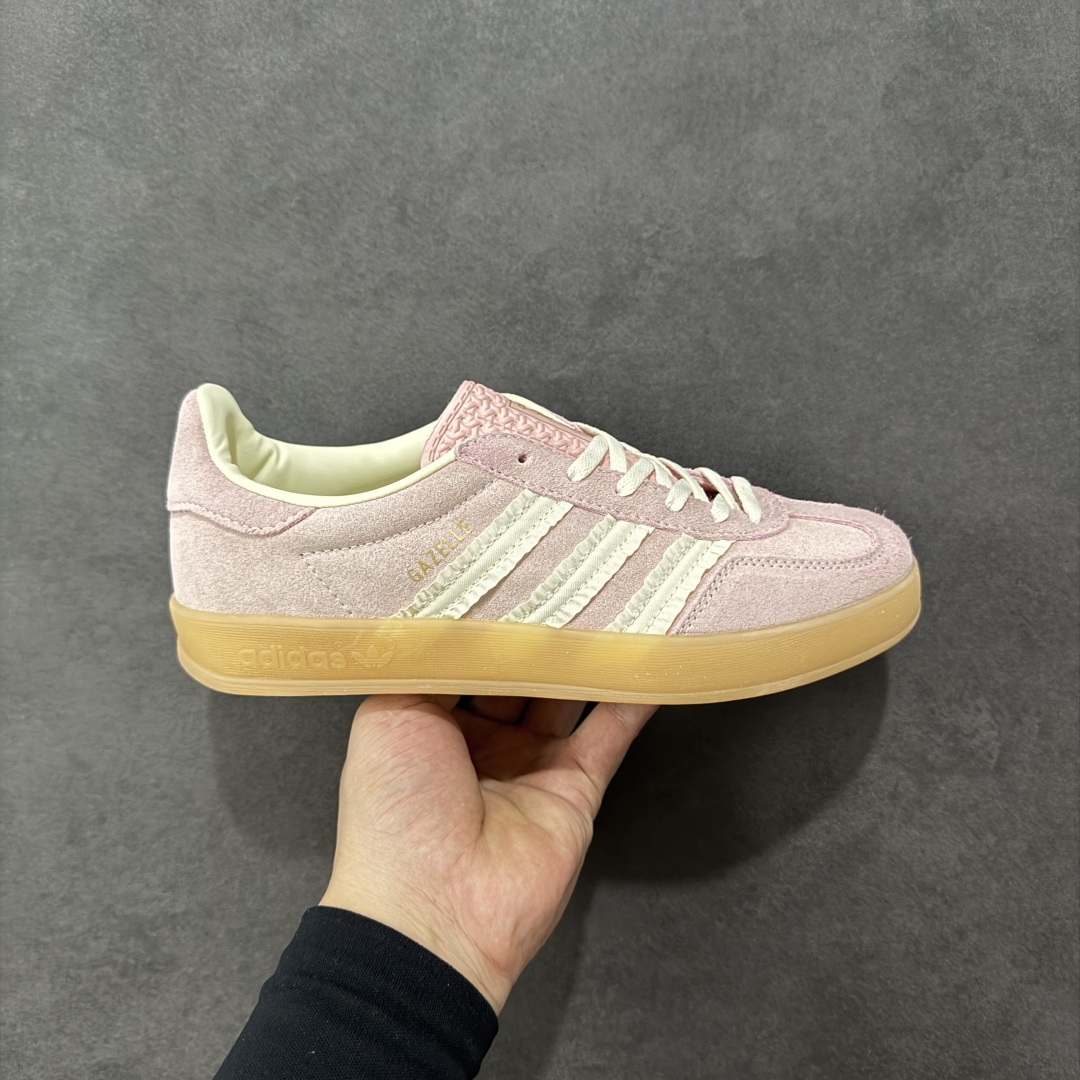【公司级】Adidas Original Gazelle Indoor Wonder 阿迪达斯 低帮 粉色 薄底耐磨轻便低邦板鞋 鞋身整体采用粉色麂皮打造，T字形鞋头使用粉色麂皮呈现，鞋身两侧锯齿经典褶边三条杠Logo为点睛之笔，为整体注入奢华格调；侧身Gazelle字样辅以金色烫印，后跟饰片也辅以粉色呈现，鞋舌上Adidbas字样及三叶草品牌Logo则以金色妆点，最后以生胶色透明中底搭配同色橡胶外底完善整体设计收尾。 货号：JS1413 尺码：35.5-45带半码 编码：YQB200210-选品中心