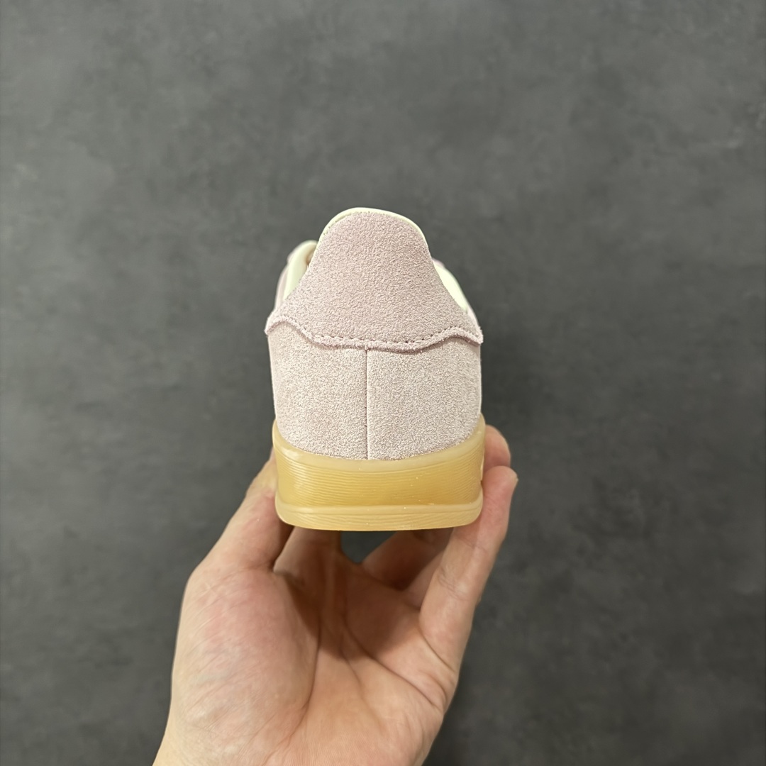 图片[4]-【公司级】Adidas Original Gazelle Indoor Wonder 阿迪达斯 低帮 粉色 薄底耐磨轻便低邦板鞋 鞋身整体采用粉色麂皮打造，T字形鞋头使用粉色麂皮呈现，鞋身两侧锯齿经典褶边三条杠Logo为点睛之笔，为整体注入奢华格调；侧身Gazelle字样辅以金色烫印，后跟饰片也辅以粉色呈现，鞋舌上Adidbas字样及三叶草品牌Logo则以金色妆点，最后以生胶色透明中底搭配同色橡胶外底完善整体设计收尾。 货号：JS1413 尺码：35.5-45带半码 编码：YQB200210-选品中心