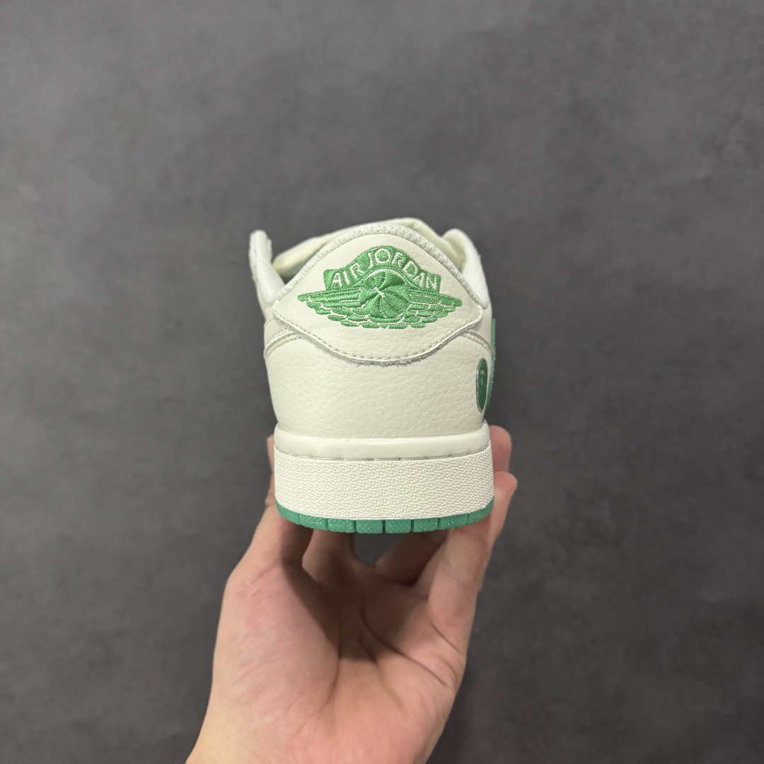 图片[4]-【定制版】Bape x Travis Scott x Air Jordan 1 Low 猿人头 x AJ1 低帮 米白绿倒钩联名 AJ1 乔丹1代 乔丹篮球鞋系列 鞋款整体以米白色为底搭配米白色框架覆盖层，标志性的反钩Swoosh Logo采用绿色皮革呈现，内侧则辅以白色Swoosh Logo点缀，鞋舌等多处TS标志性元素均得以保留；鞋舌绣标上以Bape字样呈现，鞋头处Bape字样采用绿色压印，后跟的鬼脸Logo标志以及Wings Loggo采用绿色缝线打造，后跟下方印有猿人头LLogo，彰显联名身份；最后以米白色中底搭配白绿双色橡胶外底完善整体设计收尾。 货号：DM7866-116 尺码：36 36.5 37.5 38 38.5 39 40 40.5 41 42 42.5 43 44 44.5 45 编码：GLB320330-选品中心