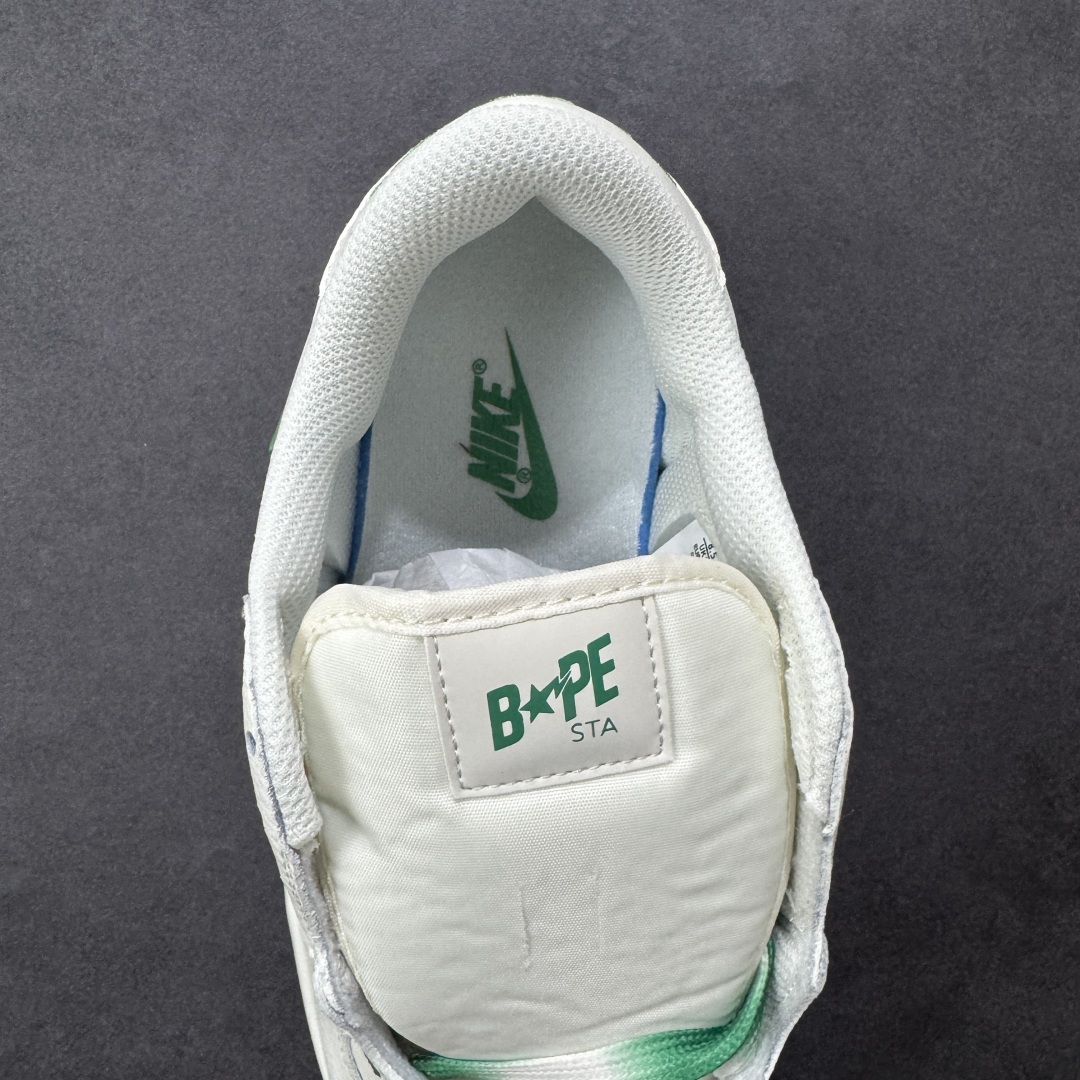 图片[7]-【定制版】Bape x Travis Scott x Air Jordan 1 Low 猿人头 x AJ1 低帮 米白绿倒钩联名 AJ1 乔丹1代 乔丹篮球鞋系列 鞋款整体以米白色为底搭配米白色框架覆盖层，标志性的反钩Swoosh Logo采用绿色皮革呈现，内侧则辅以白色Swoosh Logo点缀，鞋舌等多处TS标志性元素均得以保留；鞋舌绣标上以Bape字样呈现，鞋头处Bape字样采用绿色压印，后跟的鬼脸Logo标志以及Wings Loggo采用绿色缝线打造，后跟下方印有猿人头LLogo，彰显联名身份；最后以米白色中底搭配白绿双色橡胶外底完善整体设计收尾。 货号：DM7866-116 尺码：36 36.5 37.5 38 38.5 39 40 40.5 41 42 42.5 43 44 44.5 45 编码：GLB320330-选品中心