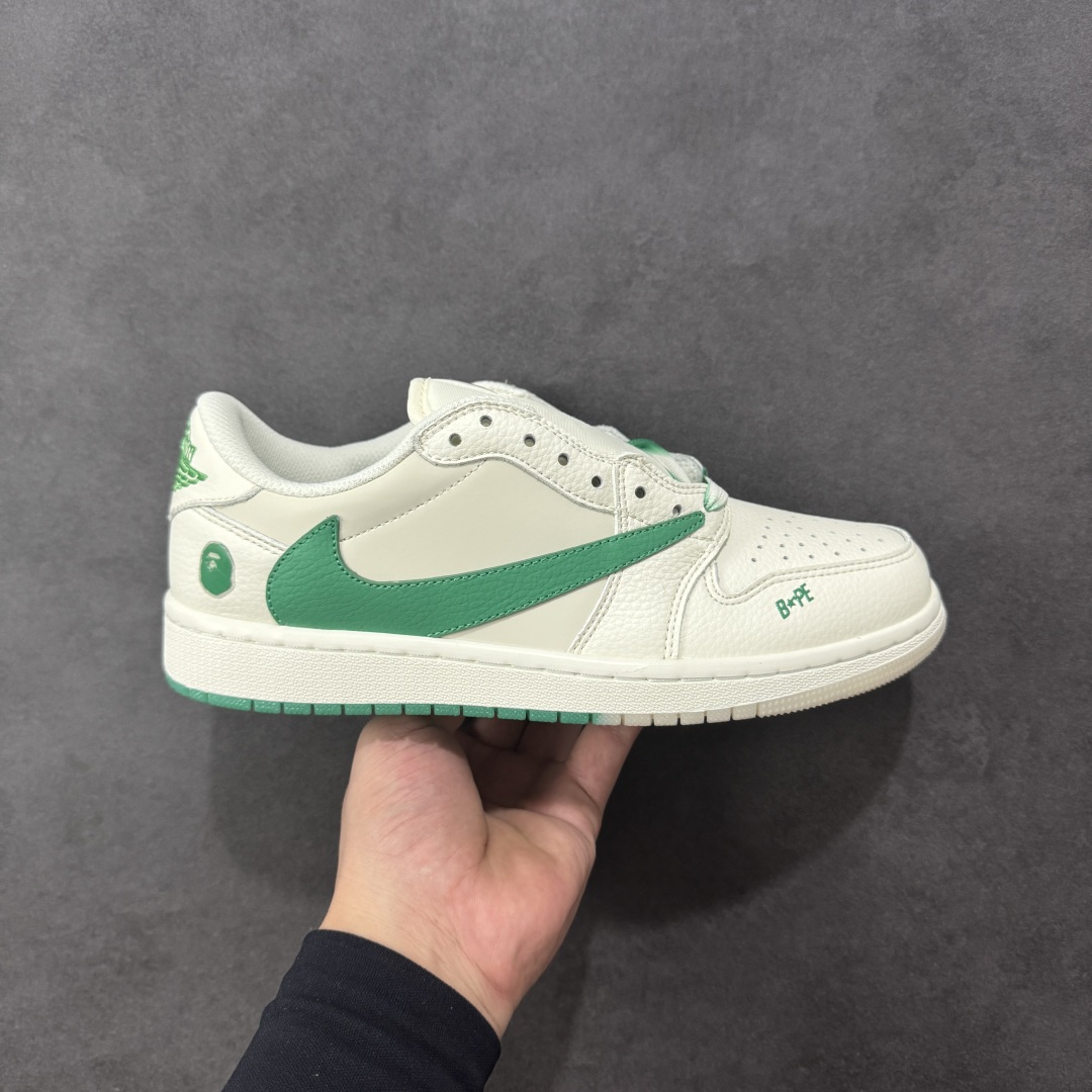 【定制版】Bape x Travis Scott x Air Jordan 1 Low 猿人头 x AJ1 低帮 米白绿倒钩联名 AJ1 乔丹1代 乔丹篮球鞋系列 鞋款整体以米白色为底搭配米白色框架覆盖层，标志性的反钩Swoosh Logo采用绿色皮革呈现，内侧则辅以白色Swoosh Logo点缀，鞋舌等多处TS标志性元素均得以保留；鞋舌绣标上以Bape字样呈现，鞋头处Bape字样采用绿色压印，后跟的鬼脸Logo标志以及Wings Loggo采用绿色缝线打造，后跟下方印有猿人头LLogo，彰显联名身份；最后以米白色中底搭配白绿双色橡胶外底完善整体设计收尾。 货号：DM7866-116 尺码：36 36.5 37.5 38 38.5 39 40 40.5 41 42 42.5 43 44 44.5 45 编码：GLB320330-选品中心