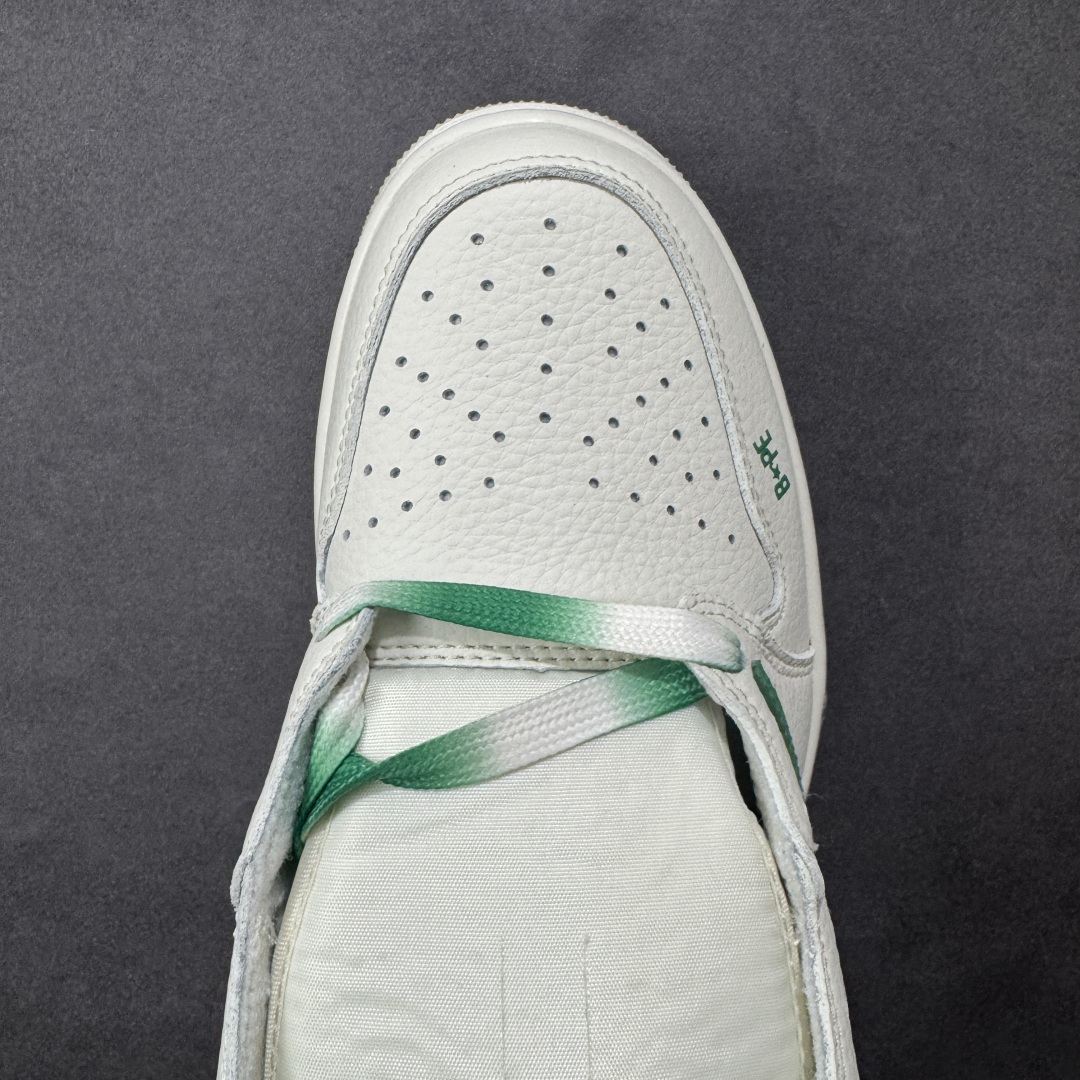 图片[8]-【定制版】Bape x Travis Scott x Air Jordan 1 Low 猿人头 x AJ1 低帮 米白绿倒钩联名 AJ1 乔丹1代 乔丹篮球鞋系列 鞋款整体以米白色为底搭配米白色框架覆盖层，标志性的反钩Swoosh Logo采用绿色皮革呈现，内侧则辅以白色Swoosh Logo点缀，鞋舌等多处TS标志性元素均得以保留；鞋舌绣标上以Bape字样呈现，鞋头处Bape字样采用绿色压印，后跟的鬼脸Logo标志以及Wings Loggo采用绿色缝线打造，后跟下方印有猿人头LLogo，彰显联名身份；最后以米白色中底搭配白绿双色橡胶外底完善整体设计收尾。 货号：DM7866-116 尺码：36 36.5 37.5 38 38.5 39 40 40.5 41 42 42.5 43 44 44.5 45 编码：GLB320330-选品中心