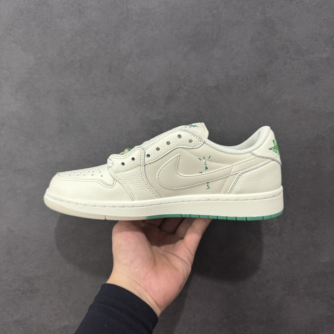 图片[2]-【定制版】Bape x Travis Scott x Air Jordan 1 Low 猿人头 x AJ1 低帮 米白绿倒钩联名 AJ1 乔丹1代 乔丹篮球鞋系列 鞋款整体以米白色为底搭配米白色框架覆盖层，标志性的反钩Swoosh Logo采用绿色皮革呈现，内侧则辅以白色Swoosh Logo点缀，鞋舌等多处TS标志性元素均得以保留；鞋舌绣标上以Bape字样呈现，鞋头处Bape字样采用绿色压印，后跟的鬼脸Logo标志以及Wings Loggo采用绿色缝线打造，后跟下方印有猿人头LLogo，彰显联名身份；最后以米白色中底搭配白绿双色橡胶外底完善整体设计收尾。 货号：DM7866-116 尺码：36 36.5 37.5 38 38.5 39 40 40.5 41 42 42.5 43 44 44.5 45 编码：GLB320330-选品中心