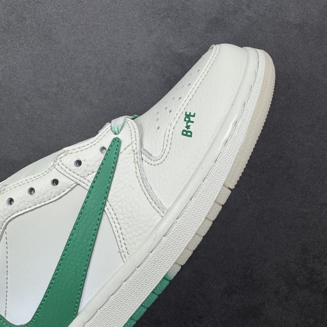 图片[5]-【定制版】Bape x Travis Scott x Air Jordan 1 Low 猿人头 x AJ1 低帮 米白绿倒钩联名 AJ1 乔丹1代 乔丹篮球鞋系列 鞋款整体以米白色为底搭配米白色框架覆盖层，标志性的反钩Swoosh Logo采用绿色皮革呈现，内侧则辅以白色Swoosh Logo点缀，鞋舌等多处TS标志性元素均得以保留；鞋舌绣标上以Bape字样呈现，鞋头处Bape字样采用绿色压印，后跟的鬼脸Logo标志以及Wings Loggo采用绿色缝线打造，后跟下方印有猿人头LLogo，彰显联名身份；最后以米白色中底搭配白绿双色橡胶外底完善整体设计收尾。 货号：DM7866-116 尺码：36 36.5 37.5 38 38.5 39 40 40.5 41 42 42.5 43 44 44.5 45 编码：GLB320330-选品中心
