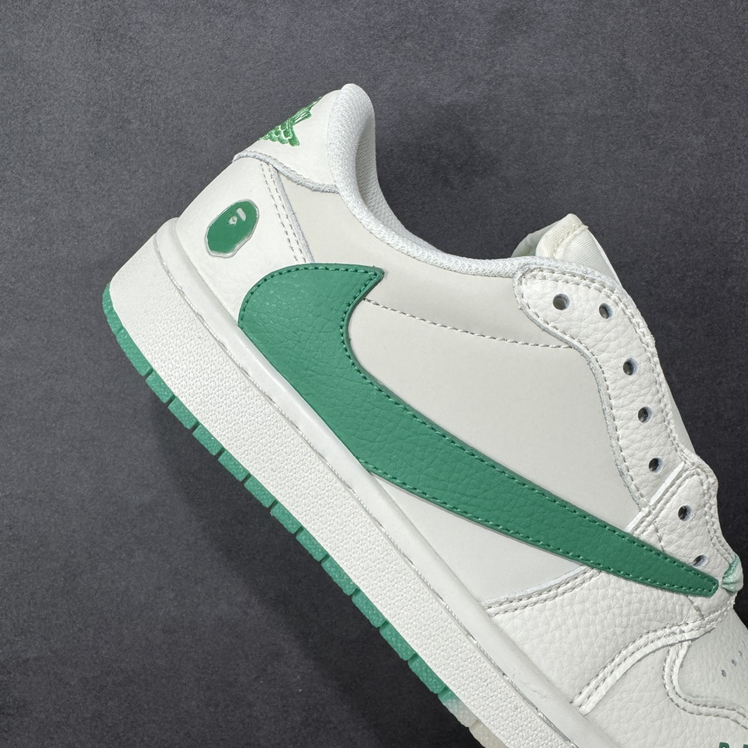 图片[6]-【定制版】Bape x Travis Scott x Air Jordan 1 Low 猿人头 x AJ1 低帮 米白绿倒钩联名 AJ1 乔丹1代 乔丹篮球鞋系列 鞋款整体以米白色为底搭配米白色框架覆盖层，标志性的反钩Swoosh Logo采用绿色皮革呈现，内侧则辅以白色Swoosh Logo点缀，鞋舌等多处TS标志性元素均得以保留；鞋舌绣标上以Bape字样呈现，鞋头处Bape字样采用绿色压印，后跟的鬼脸Logo标志以及Wings Loggo采用绿色缝线打造，后跟下方印有猿人头LLogo，彰显联名身份；最后以米白色中底搭配白绿双色橡胶外底完善整体设计收尾。 货号：DM7866-116 尺码：36 36.5 37.5 38 38.5 39 40 40.5 41 42 42.5 43 44 44.5 45 编码：GLB320330-选品中心