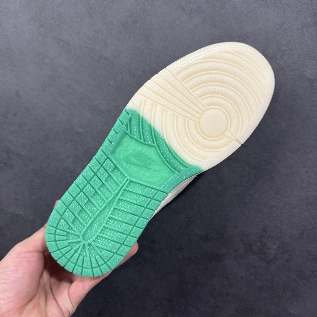 图片[9]-【定制版】Bape x Travis Scott x Air Jordan 1 Low 猿人头 x AJ1 低帮 米白绿倒钩联名 AJ1 乔丹1代 乔丹篮球鞋系列 鞋款整体以米白色为底搭配米白色框架覆盖层，标志性的反钩Swoosh Logo采用绿色皮革呈现，内侧则辅以白色Swoosh Logo点缀，鞋舌等多处TS标志性元素均得以保留；鞋舌绣标上以Bape字样呈现，鞋头处Bape字样采用绿色压印，后跟的鬼脸Logo标志以及Wings Loggo采用绿色缝线打造，后跟下方印有猿人头LLogo，彰显联名身份；最后以米白色中底搭配白绿双色橡胶外底完善整体设计收尾。 货号：DM7866-116 尺码：36 36.5 37.5 38 38.5 39 40 40.5 41 42 42.5 43 44 44.5 45 编码：GLB320330-选品中心