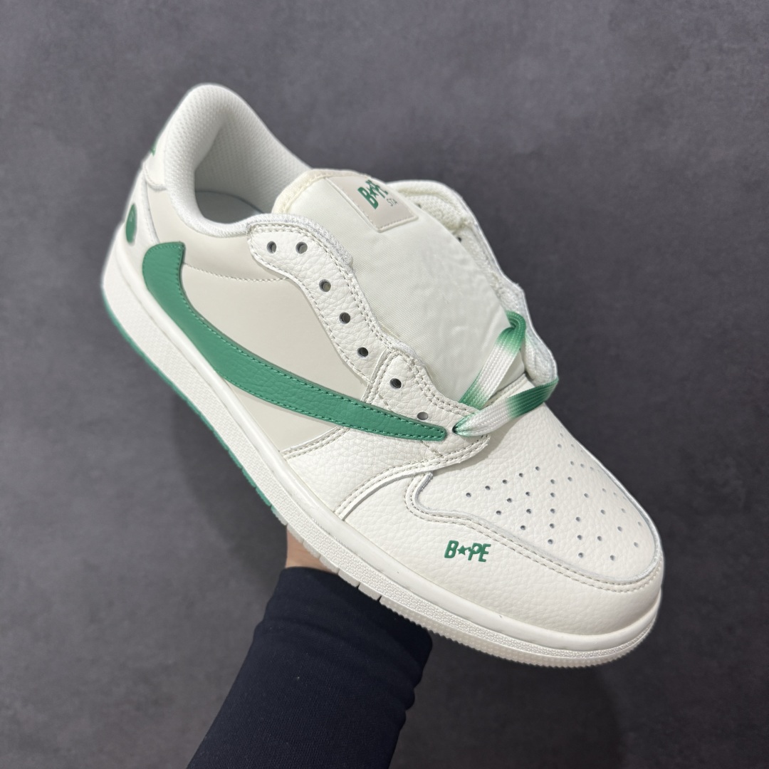 图片[3]-【定制版】Bape x Travis Scott x Air Jordan 1 Low 猿人头 x AJ1 低帮 米白绿倒钩联名 AJ1 乔丹1代 乔丹篮球鞋系列 鞋款整体以米白色为底搭配米白色框架覆盖层，标志性的反钩Swoosh Logo采用绿色皮革呈现，内侧则辅以白色Swoosh Logo点缀，鞋舌等多处TS标志性元素均得以保留；鞋舌绣标上以Bape字样呈现，鞋头处Bape字样采用绿色压印，后跟的鬼脸Logo标志以及Wings Loggo采用绿色缝线打造，后跟下方印有猿人头LLogo，彰显联名身份；最后以米白色中底搭配白绿双色橡胶外底完善整体设计收尾。 货号：DM7866-116 尺码：36 36.5 37.5 38 38.5 39 40 40.5 41 42 42.5 43 44 44.5 45 编码：GLB320330-选品中心