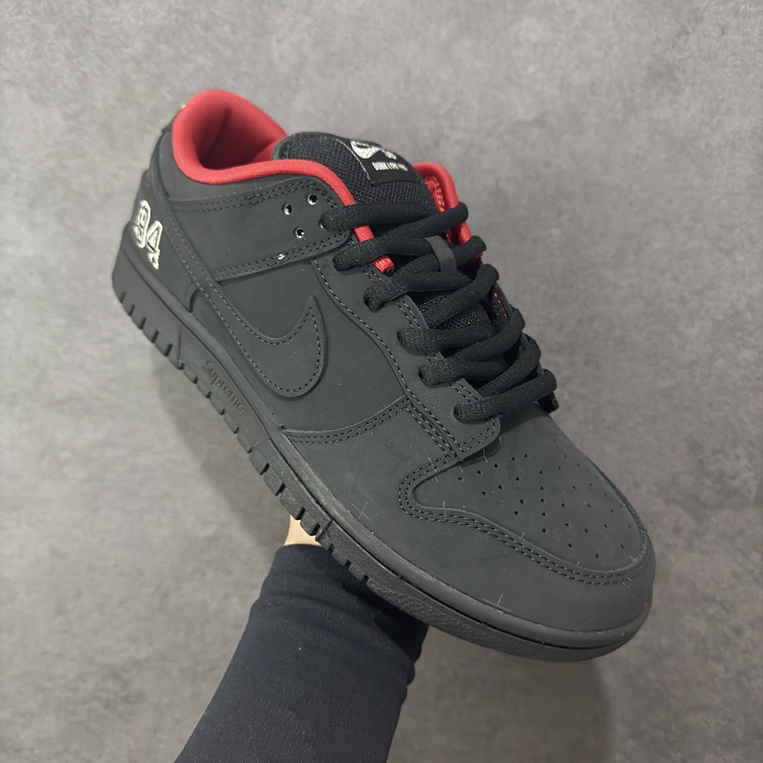图片[3]-【YC定制版】Supreme x Nike Dunk SB Low 黑色 此款鞋跟上绣有“94”字样，纪念品牌的创立年份，该品牌的标志性徽标还被蚀刻在了中底的侧壁上。鞋垫沿用了标准的红色表面，每只鞋垫上都有Nike SB标识，并且Supreme的标识横跨左右两只鞋垫。 货号： HQ8487-001 尺码： 40 40.5 41 42 42.5 43 44 44.5 45 46 编码：HXSB270280-选品中心