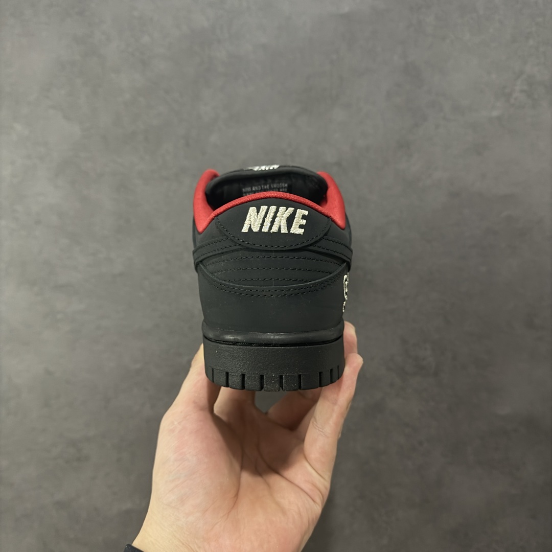 图片[4]-【YC定制版】Supreme x Nike Dunk SB Low 黑色 此款鞋跟上绣有“94”字样，纪念品牌的创立年份，该品牌的标志性徽标还被蚀刻在了中底的侧壁上。鞋垫沿用了标准的红色表面，每只鞋垫上都有Nike SB标识，并且Supreme的标识横跨左右两只鞋垫。 货号： HQ8487-001 尺码： 40 40.5 41 42 42.5 43 44 44.5 45 46 编码：HXSB270280-选品中心