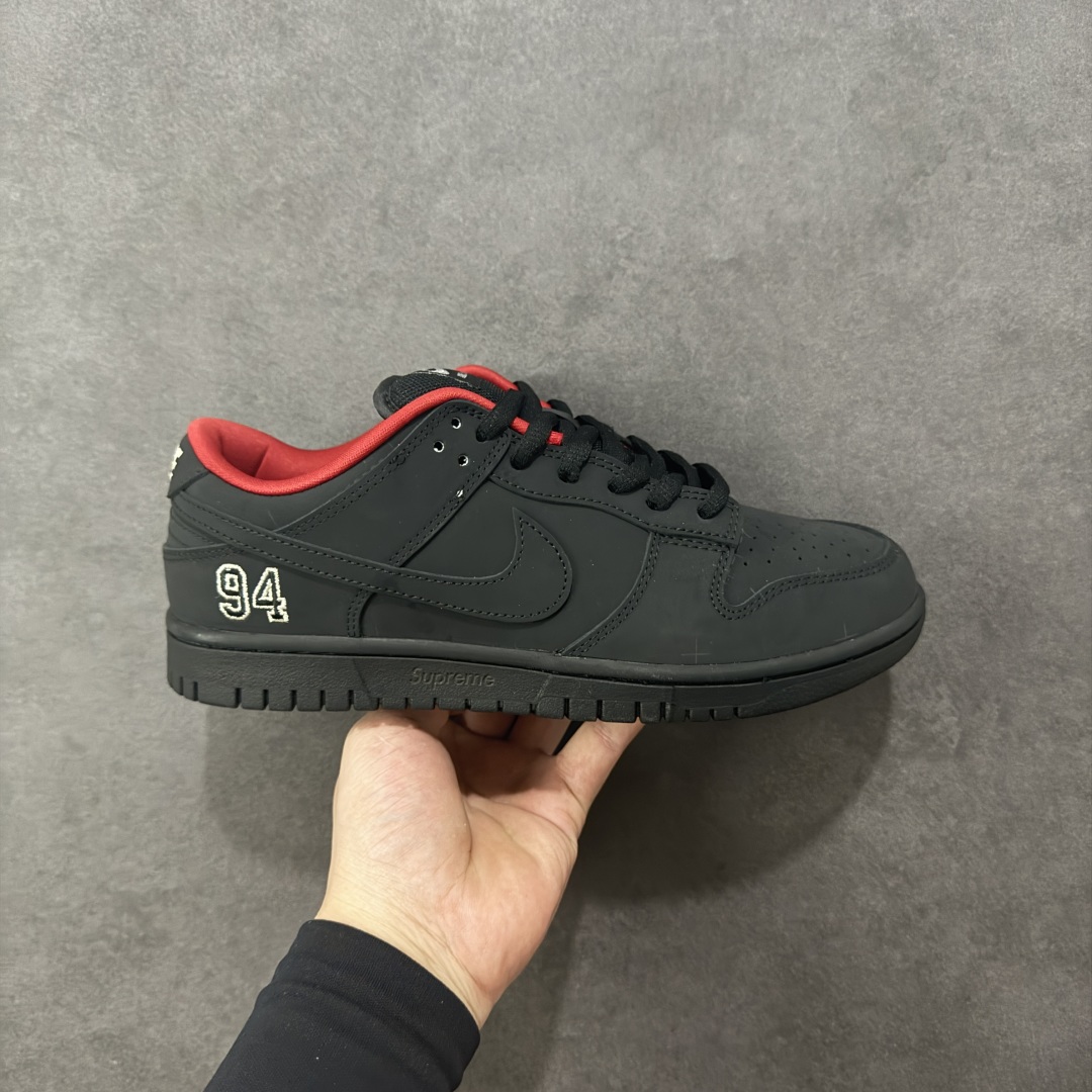 【YC定制版】Supreme x Nike Dunk SB Low 黑色 此款鞋跟上绣有“94”字样，纪念品牌的创立年份，该品牌的标志性徽标还被蚀刻在了中底的侧壁上。鞋垫沿用了标准的红色表面，每只鞋垫上都有Nike SB标识，并且Supreme的标识横跨左右两只鞋垫。 货号： HQ8487-001 尺码： 40 40.5 41 42 42.5 43 44 44.5 45 46 编码：HXSB270280-选品中心
