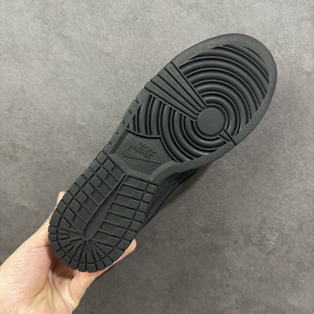 图片[9]-【YC定制版】Supreme x Nike Dunk SB Low 黑色 此款鞋跟上绣有“94”字样，纪念品牌的创立年份，该品牌的标志性徽标还被蚀刻在了中底的侧壁上。鞋垫沿用了标准的红色表面，每只鞋垫上都有Nike SB标识，并且Supreme的标识横跨左右两只鞋垫。 货号： HQ8487-001 尺码： 40 40.5 41 42 42.5 43 44 44.5 45 46 编码：HXSB270280-选品中心