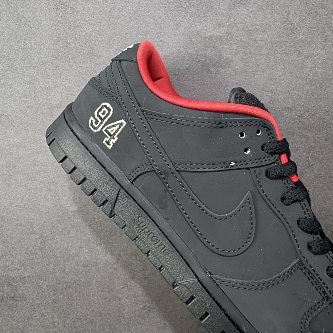 图片[6]-【YC定制版】Supreme x Nike Dunk SB Low 黑色 此款鞋跟上绣有“94”字样，纪念品牌的创立年份，该品牌的标志性徽标还被蚀刻在了中底的侧壁上。鞋垫沿用了标准的红色表面，每只鞋垫上都有Nike SB标识，并且Supreme的标识横跨左右两只鞋垫。 货号： HQ8487-001 尺码： 40 40.5 41 42 42.5 43 44 44.5 45 46 编码：HXSB270280-选品中心