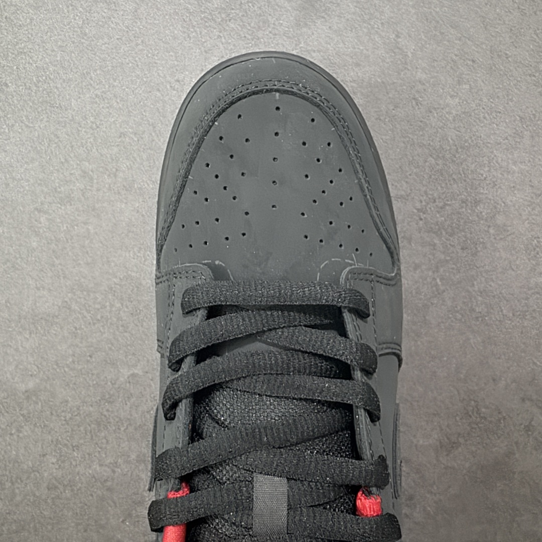 图片[8]-【YC定制版】Supreme x Nike Dunk SB Low 黑色 此款鞋跟上绣有“94”字样，纪念品牌的创立年份，该品牌的标志性徽标还被蚀刻在了中底的侧壁上。鞋垫沿用了标准的红色表面，每只鞋垫上都有Nike SB标识，并且Supreme的标识横跨左右两只鞋垫。 货号： HQ8487-001 尺码： 40 40.5 41 42 42.5 43 44 44.5 45 46 编码：HXSB270280-选品中心