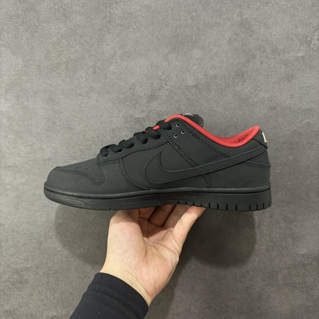 图片[2]-【YC定制版】Supreme x Nike Dunk SB Low 黑色 此款鞋跟上绣有“94”字样，纪念品牌的创立年份，该品牌的标志性徽标还被蚀刻在了中底的侧壁上。鞋垫沿用了标准的红色表面，每只鞋垫上都有Nike SB标识，并且Supreme的标识横跨左右两只鞋垫。 货号： HQ8487-001 尺码： 40 40.5 41 42 42.5 43 44 44.5 45 46 编码：HXSB270280-选品中心