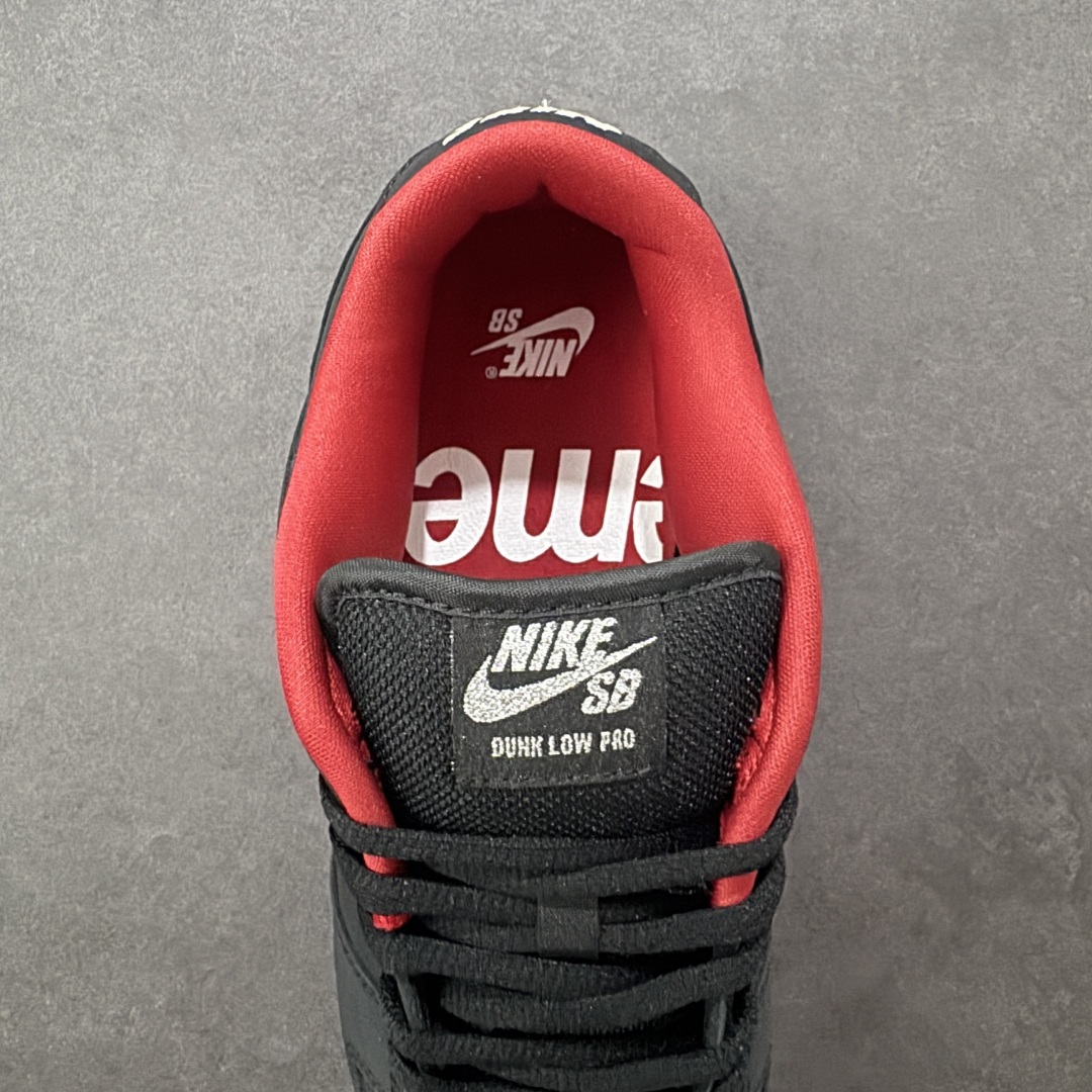 图片[7]-【YC定制版】Supreme x Nike Dunk SB Low 黑色 此款鞋跟上绣有“94”字样，纪念品牌的创立年份，该品牌的标志性徽标还被蚀刻在了中底的侧壁上。鞋垫沿用了标准的红色表面，每只鞋垫上都有Nike SB标识，并且Supreme的标识横跨左右两只鞋垫。 货号： HQ8487-001 尺码： 40 40.5 41 42 42.5 43 44 44.5 45 46 编码：HXSB270280-选品中心