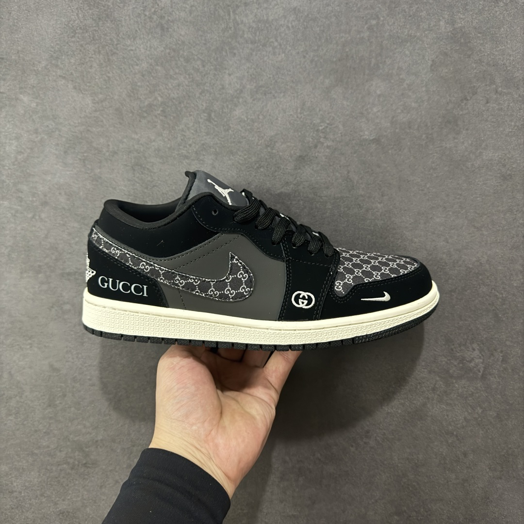 【定制版】Air Jordan 1 Low AJ1 乔1 古驰联名 高端定制 低帮复古篮球鞋 #定制鞋盒 大厂纯原品质出货 超高清洁度 皮料切割干净无任何毛边 细节完美 货号：LJ8888-003 尺码：36 36.5 37.5 38 38.5 39 40 40.5 41 42 42.5 43 44 44.5 45-选品中心