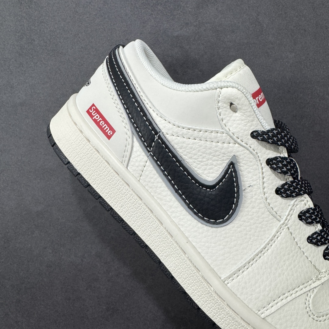 图片[6]-【定制版】Supreme x Air Jordan 1 Low Sup x 乔丹 低帮 米白黑 AJ1 乔丹1代 aj1 乔1 低邦 联名米白黑 乔丹篮球鞋系列 鞋身整体以米白色皮革打造，搭配米白色皮革框架覆盖层，使鞋款十分百搭，鞋身两侧的Swoosh Logo采用白色点缀并以灰色进行描边，后跟Wings Logo辅以黑色压印，鞋舌是网眼布材料，增强了透气性，鞋舌上Supreme字样采用红色点缀，鞋头迷你Swoosh Logo黑色刺绣妆点，后跟印有Supreme字样，彰显联名身份；最后以米白色中底搭配黑色橡胶外底完善整体设计收尾。 货号：XX3168-172 尺码：36-40 编码：HXSB330340-选品中心