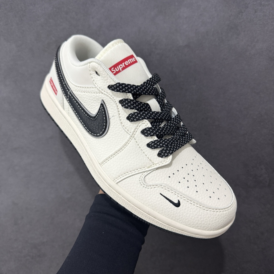 图片[3]-【定制版】Supreme x Air Jordan 1 Low Sup x 乔丹 低帮 米白黑 AJ1 乔丹1代 aj1 乔1 低邦 联名米白黑 乔丹篮球鞋系列 鞋身整体以米白色皮革打造，搭配米白色皮革框架覆盖层，使鞋款十分百搭，鞋身两侧的Swoosh Logo采用白色点缀并以灰色进行描边，后跟Wings Logo辅以黑色压印，鞋舌是网眼布材料，增强了透气性，鞋舌上Supreme字样采用红色点缀，鞋头迷你Swoosh Logo黑色刺绣妆点，后跟印有Supreme字样，彰显联名身份；最后以米白色中底搭配黑色橡胶外底完善整体设计收尾。 货号：XX3168-172 尺码：36-40 编码：HXSB330340-选品中心