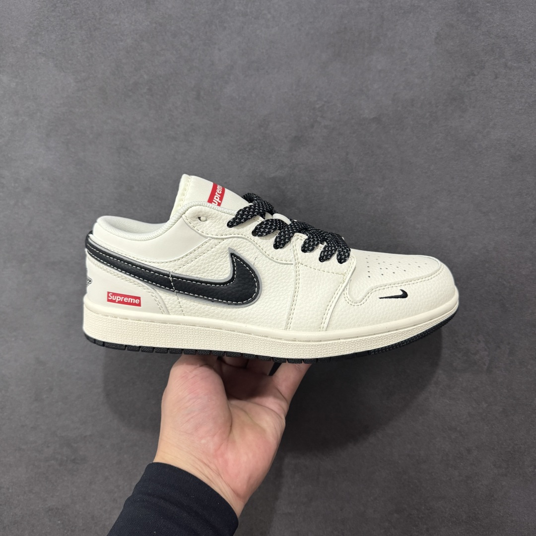 【定制版】Supreme x Air Jordan 1 Low Sup x 乔丹 低帮 米白黑 AJ1 乔丹1代 aj1 乔1 低邦 联名米白黑 乔丹篮球鞋系列 鞋身整体以米白色皮革打造，搭配米白色皮革框架覆盖层，使鞋款十分百搭，鞋身两侧的Swoosh Logo采用白色点缀并以灰色进行描边，后跟Wings Logo辅以黑色压印，鞋舌是网眼布材料，增强了透气性，鞋舌上Supreme字样采用红色点缀，鞋头迷你Swoosh Logo黑色刺绣妆点，后跟印有Supreme字样，彰显联名身份；最后以米白色中底搭配黑色橡胶外底完善整体设计收尾。 货号：XX3168-172 尺码：36-40 编码：HXSB330340-选品中心