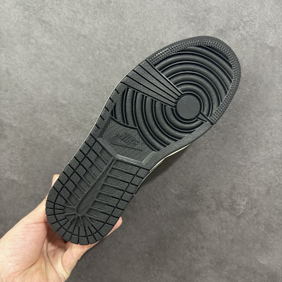 图片[9]-【定制版】Supreme x Air Jordan 1 Low Sup x 乔丹 低帮 米白黑 AJ1 乔丹1代 aj1 乔1 低邦 联名米白黑 乔丹篮球鞋系列 鞋身整体以米白色皮革打造，搭配米白色皮革框架覆盖层，使鞋款十分百搭，鞋身两侧的Swoosh Logo采用白色点缀并以灰色进行描边，后跟Wings Logo辅以黑色压印，鞋舌是网眼布材料，增强了透气性，鞋舌上Supreme字样采用红色点缀，鞋头迷你Swoosh Logo黑色刺绣妆点，后跟印有Supreme字样，彰显联名身份；最后以米白色中底搭配黑色橡胶外底完善整体设计收尾。 货号：XX3168-172 尺码：36-40 编码：HXSB330340-选品中心