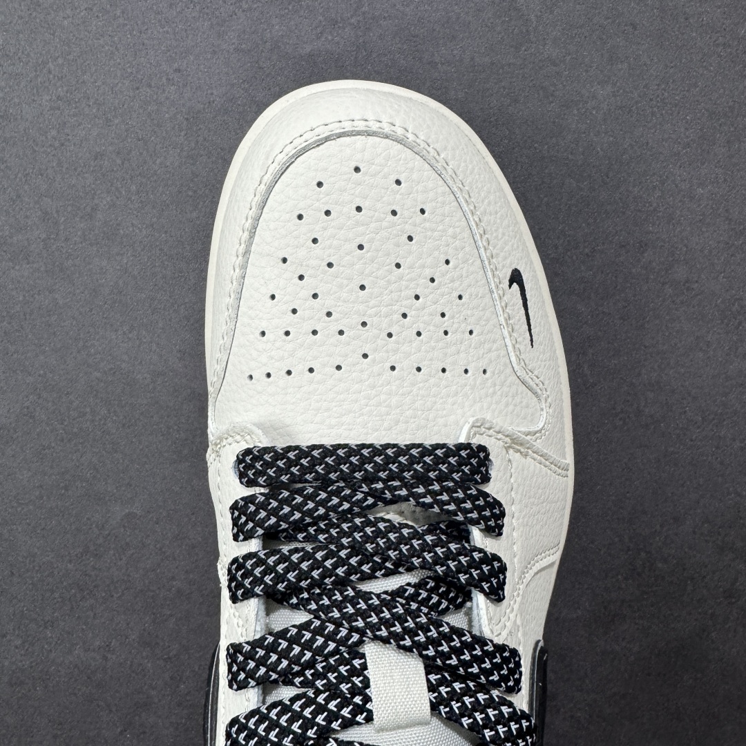 图片[8]-【定制版】Supreme x Air Jordan 1 Low Sup x 乔丹 低帮 米白黑 AJ1 乔丹1代 aj1 乔1 低邦 联名米白黑 乔丹篮球鞋系列 鞋身整体以米白色皮革打造，搭配米白色皮革框架覆盖层，使鞋款十分百搭，鞋身两侧的Swoosh Logo采用白色点缀并以灰色进行描边，后跟Wings Logo辅以黑色压印，鞋舌是网眼布材料，增强了透气性，鞋舌上Supreme字样采用红色点缀，鞋头迷你Swoosh Logo黑色刺绣妆点，后跟印有Supreme字样，彰显联名身份；最后以米白色中底搭配黑色橡胶外底完善整体设计收尾。 货号：XX3168-172 尺码：36-40 编码：HXSB330340-选品中心