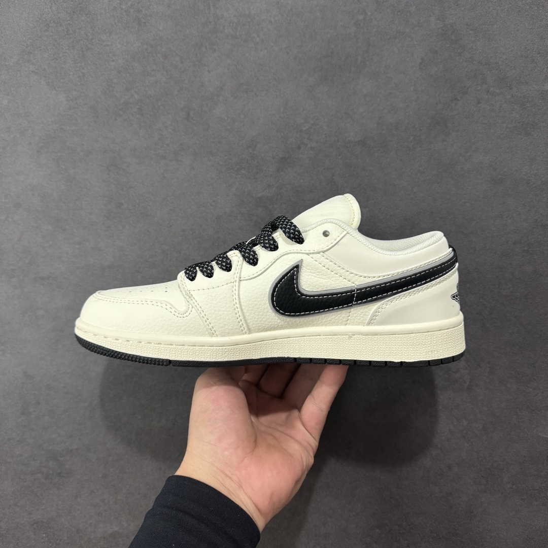 图片[2]-【定制版】Supreme x Air Jordan 1 Low Sup x 乔丹 低帮 米白黑 AJ1 乔丹1代 aj1 乔1 低邦 联名米白黑 乔丹篮球鞋系列 鞋身整体以米白色皮革打造，搭配米白色皮革框架覆盖层，使鞋款十分百搭，鞋身两侧的Swoosh Logo采用白色点缀并以灰色进行描边，后跟Wings Logo辅以黑色压印，鞋舌是网眼布材料，增强了透气性，鞋舌上Supreme字样采用红色点缀，鞋头迷你Swoosh Logo黑色刺绣妆点，后跟印有Supreme字样，彰显联名身份；最后以米白色中底搭配黑色橡胶外底完善整体设计收尾。 货号：XX3168-172 尺码：36-40 编码：HXSB330340-选品中心