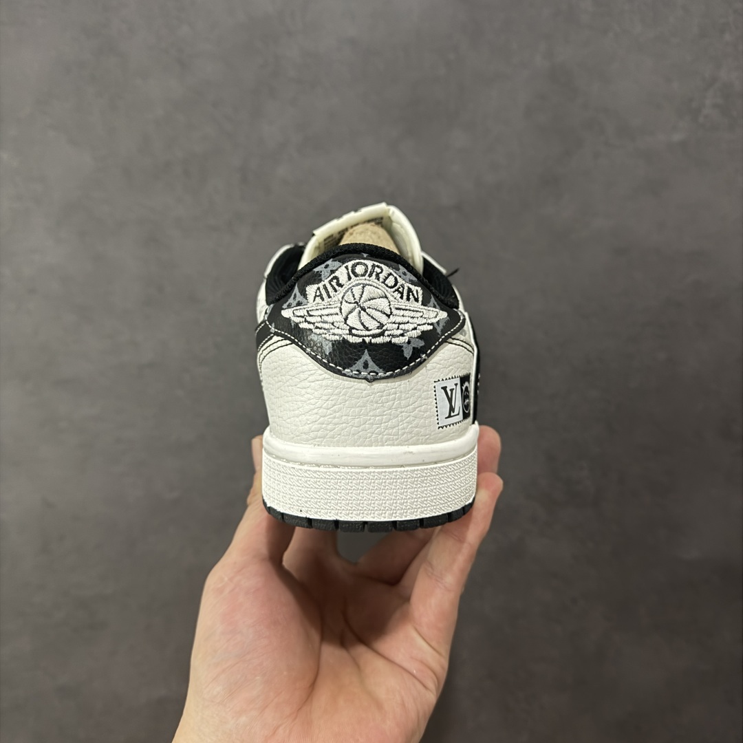 图片[4]-【定制版】Travis Scott x Fragment Design x Jordan Air Jordan 1 Low OG SP “LV联名——鬼脸黑勾” 多方联名合作融合了Travi翻毛蓝勾s Scott 独特的音乐风格，藤原浩个性的设计风格以及Jordan品牌的经典元素 使其成为一双具有独特身份和价值的鞋子 清新而立体的外观加上联名标识更突出了其独特身份 这种配色方案显示出活力和时尚感 在视觉上引人注目 鞋身的质感和细腻的细节处理使其显得高端而格调十足 这款“倒钩”联名是设计与创意完美结合 融合多方的个性风格是一款备受瞩目的潮流鞋款 低帮休闲板鞋 定制鞋盒 大厂纯原品质出货 超高清洁度 皮料切割干净无任何毛边 细节完美 货号： DZ5899-031 尺码： 36-40-选品中心