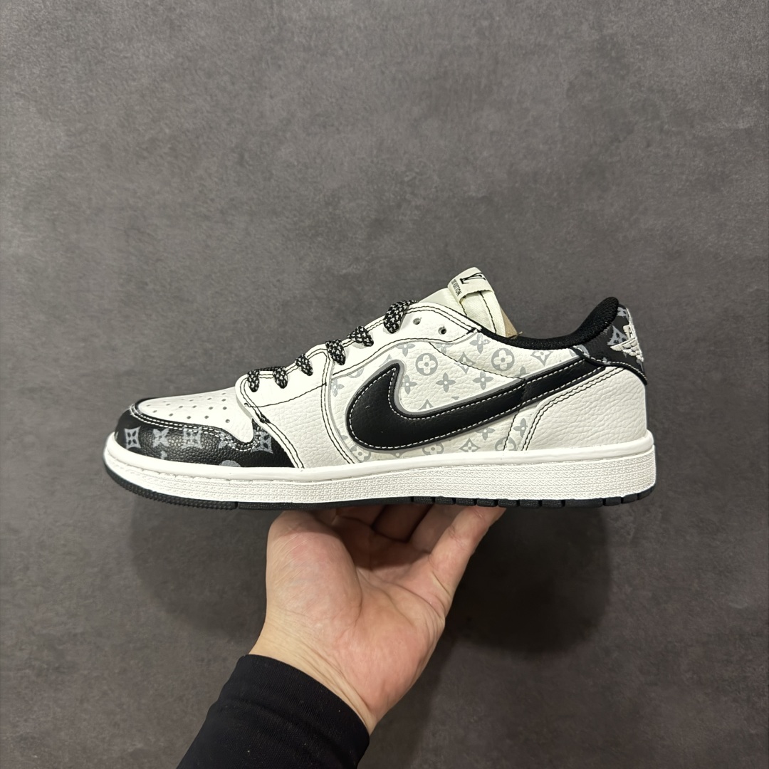 图片[2]-【定制版】Travis Scott x Fragment Design x Jordan Air Jordan 1 Low OG SP “LV联名——鬼脸黑勾” 多方联名合作融合了Travi翻毛蓝勾s Scott 独特的音乐风格，藤原浩个性的设计风格以及Jordan品牌的经典元素 使其成为一双具有独特身份和价值的鞋子 清新而立体的外观加上联名标识更突出了其独特身份 这种配色方案显示出活力和时尚感 在视觉上引人注目 鞋身的质感和细腻的细节处理使其显得高端而格调十足 这款“倒钩”联名是设计与创意完美结合 融合多方的个性风格是一款备受瞩目的潮流鞋款 低帮休闲板鞋 定制鞋盒 大厂纯原品质出货 超高清洁度 皮料切割干净无任何毛边 细节完美 货号： DZ5899-031 尺码： 36-40-选品中心