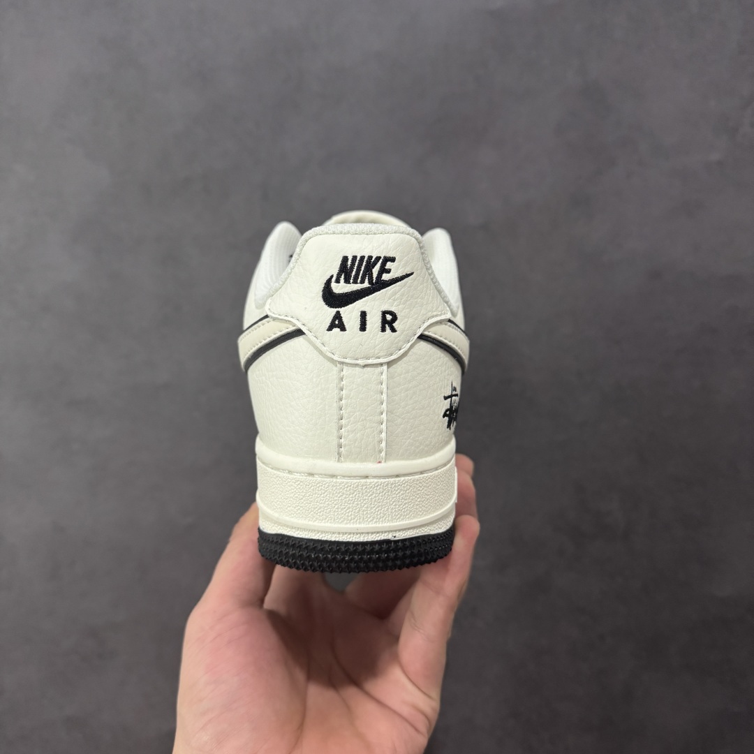 图片[4]-【定制版】NIke Air Force 1 \’07 Low “斯图西联名——米黑底”空军一号 低帮 运动休闲鞋 折边针车 工艺难度大 原楦头原纸板 原装鞋盒 定制五金配件 内置全掌气垫 原厂鞋底 货号：CS5288-046 尺码：36-40 编码：HXSA310320-选品中心