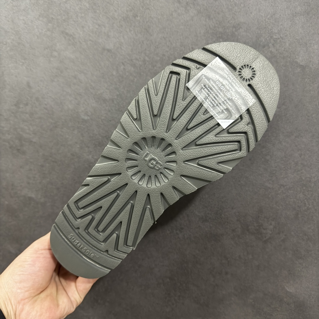 图片[9]-【SP顶级版】UGG 冬季雪地靴 海登休闲一脚蹬 M/1138333 原代工厂隆丰A级真羊毛皮一体完全遵循正平正品，精选A级羊皮毛一体材质，内里毛绒如云朵般包裹双脚，白带恒温属性一寒锁温抗冻，股季透气排湿，让双脚时刻处于干爽舒适的状态，轻量化设计搭配柔韧鞋底，每一步都似踩在软垫上，再加上贴合足型的弧度与足跟支撑，无论是居家休憩,外出通勤还是日常跑腿，全天行走也无负担。 从经典高筒靴到简约拖鞋，从基础中性色到潮流设计，既能与牛仔裤、卫衣打造随性日常，也能搭配裙子、男女同款更能轻松适配情侣穿搭。 优质羊皮毛天生耐磨损，搭配扎实工艺与防水科技加持，能抵御日常磨损与雨雪侵袭。一双穿数年仍能保持柔软质感💪🏻 尺码：39-45-选品中心