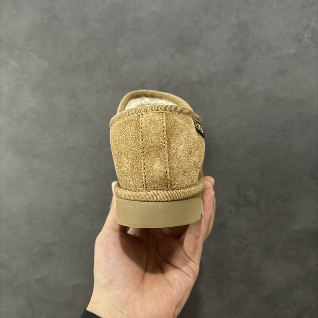 图片[4]-【SP顶级版】UGG 冬季雪地靴 海登休闲一脚蹬 M/1138333 原代工厂隆丰A级真羊毛皮一体完全遵循正平正品，精选A级羊皮毛一体材质，内里毛绒如云朵般包裹双脚，白带恒温属性一寒锁温抗冻，股季透气排湿，让双脚时刻处于干爽舒适的状态，轻量化设计搭配柔韧鞋底，每一步都似踩在软垫上，再加上贴合足型的弧度与足跟支撑，无论是居家休憩,外出通勤还是日常跑腿，全天行走也无负担。 从经典高筒靴到简约拖鞋，从基础中性色到潮流设计，既能与牛仔裤、卫衣打造随性日常，也能搭配裙子、男女同款更能轻松适配情侣穿搭。 优质羊皮毛天生耐磨损，搭配扎实工艺与防水科技加持，能抵御日常磨损与雨雪侵袭。一双穿数年仍能保持柔软质感💪🏻 尺码：39-45-选品中心