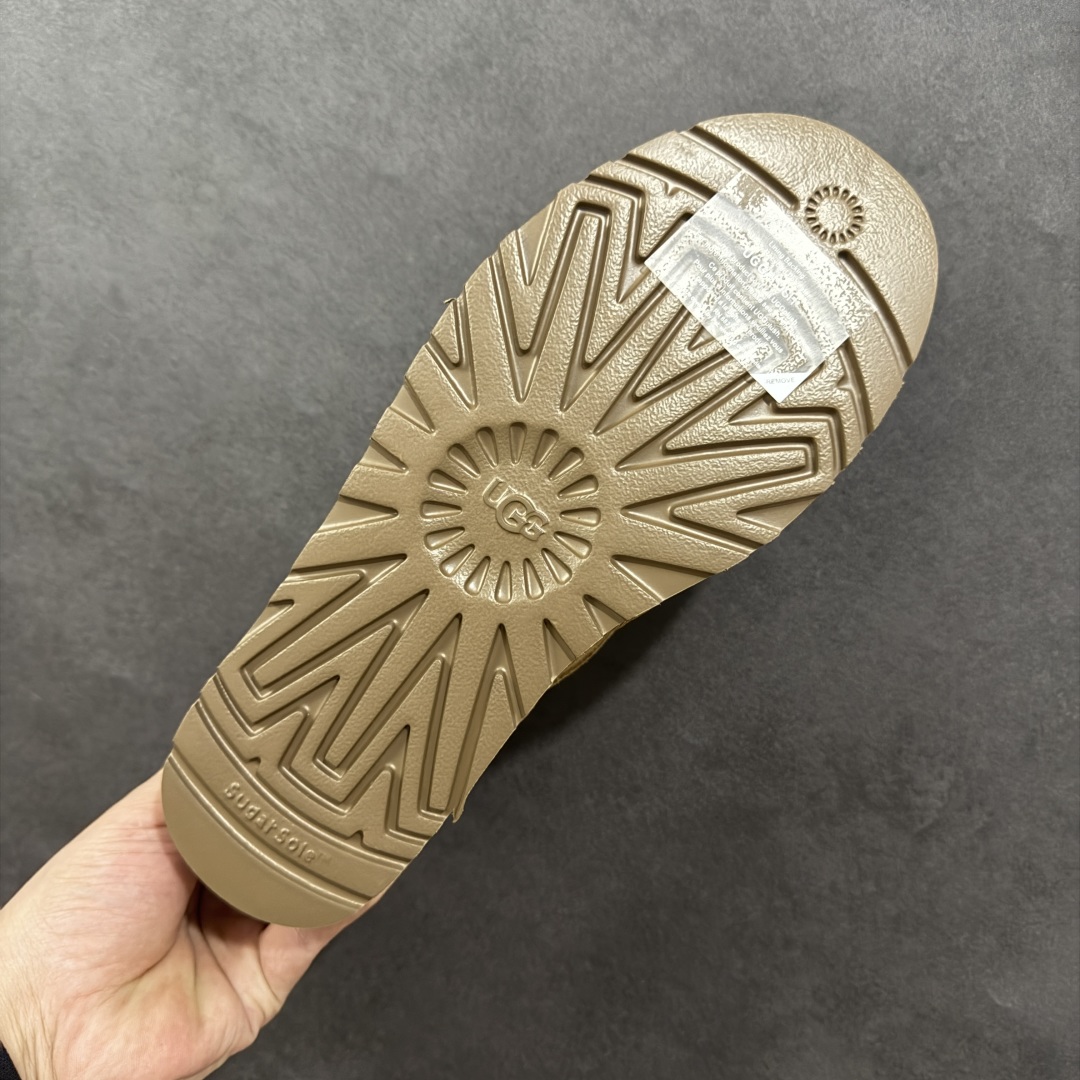 图片[9]-【SP顶级版】UGG 冬季雪地靴 海登休闲一脚蹬 M/1138333 原代工厂隆丰A级真羊毛皮一体完全遵循正平正品，精选A级羊皮毛一体材质，内里毛绒如云朵般包裹双脚，白带恒温属性一寒锁温抗冻，股季透气排湿，让双脚时刻处于干爽舒适的状态，轻量化设计搭配柔韧鞋底，每一步都似踩在软垫上，再加上贴合足型的弧度与足跟支撑，无论是居家休憩,外出通勤还是日常跑腿，全天行走也无负担。 从经典高筒靴到简约拖鞋，从基础中性色到潮流设计，既能与牛仔裤、卫衣打造随性日常，也能搭配裙子、男女同款更能轻松适配情侣穿搭。 优质羊皮毛天生耐磨损，搭配扎实工艺与防水科技加持，能抵御日常磨损与雨雪侵袭。一双穿数年仍能保持柔软质感💪🏻 尺码：39-45-选品中心